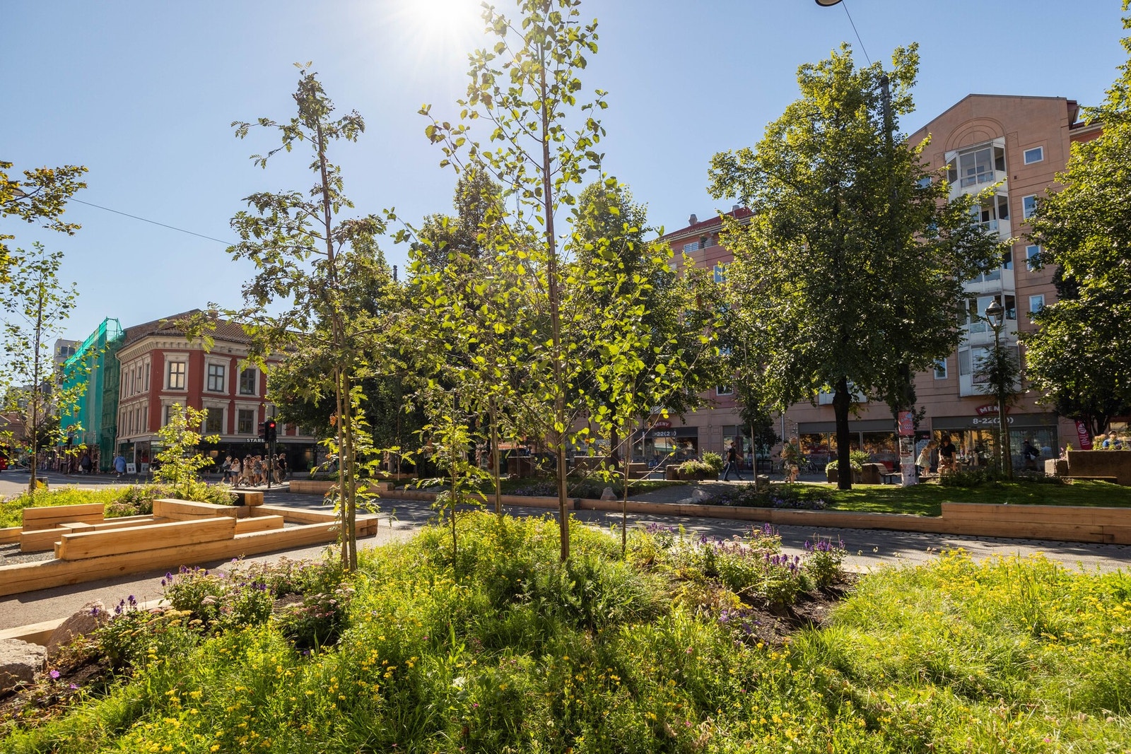 Grønlands Torg med flere populære spisesteder og butikker. Galleribilde