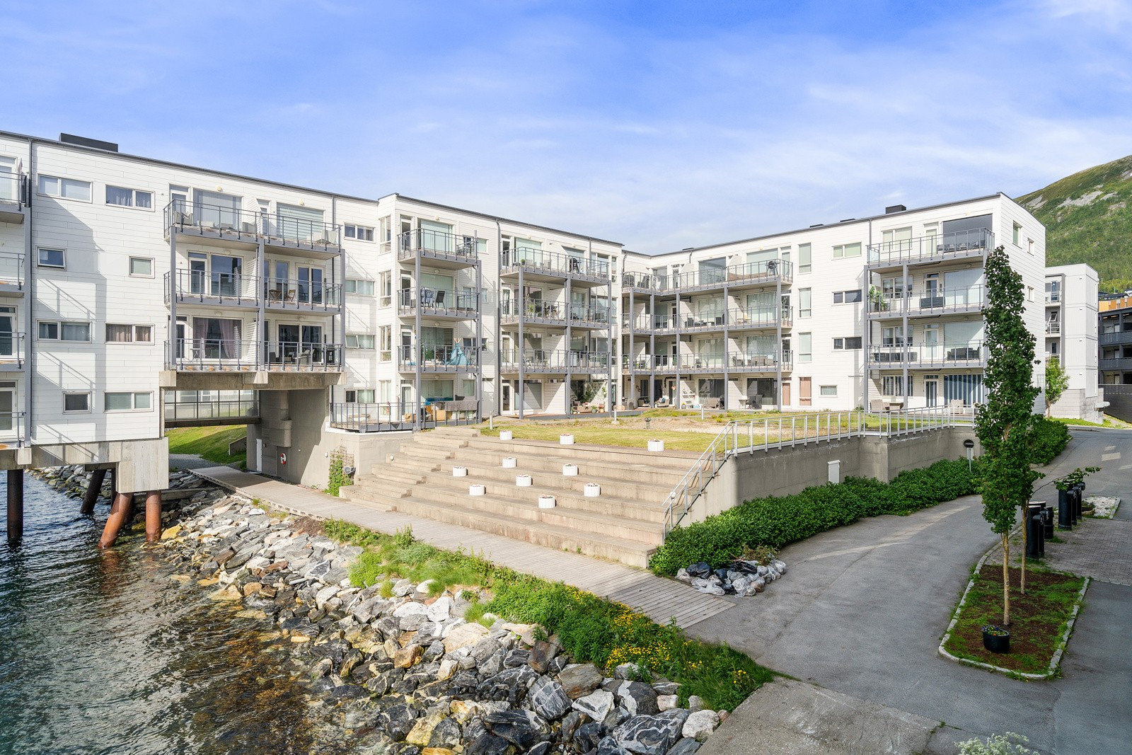 Fin 3-roms selveierleilighet fra 2008 med garasje, to terrasse og flott sjøutsikt