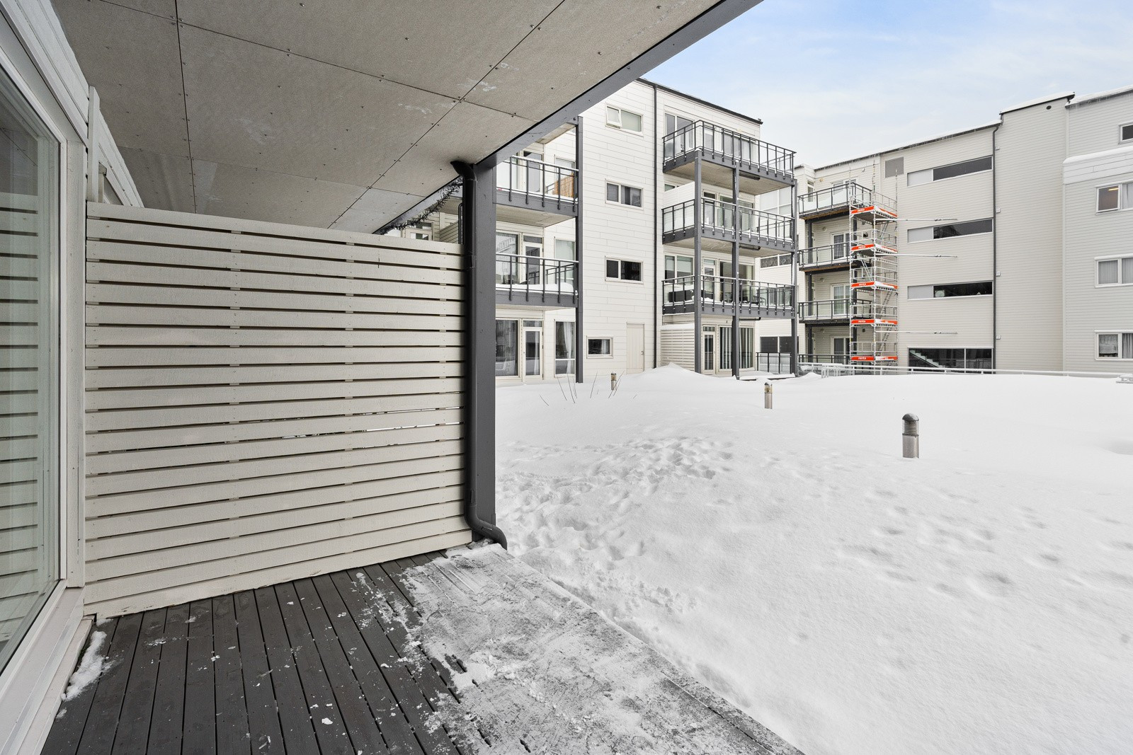 Det er enkel adkomst til felles uteområde med plen, sittebenker og badeplass