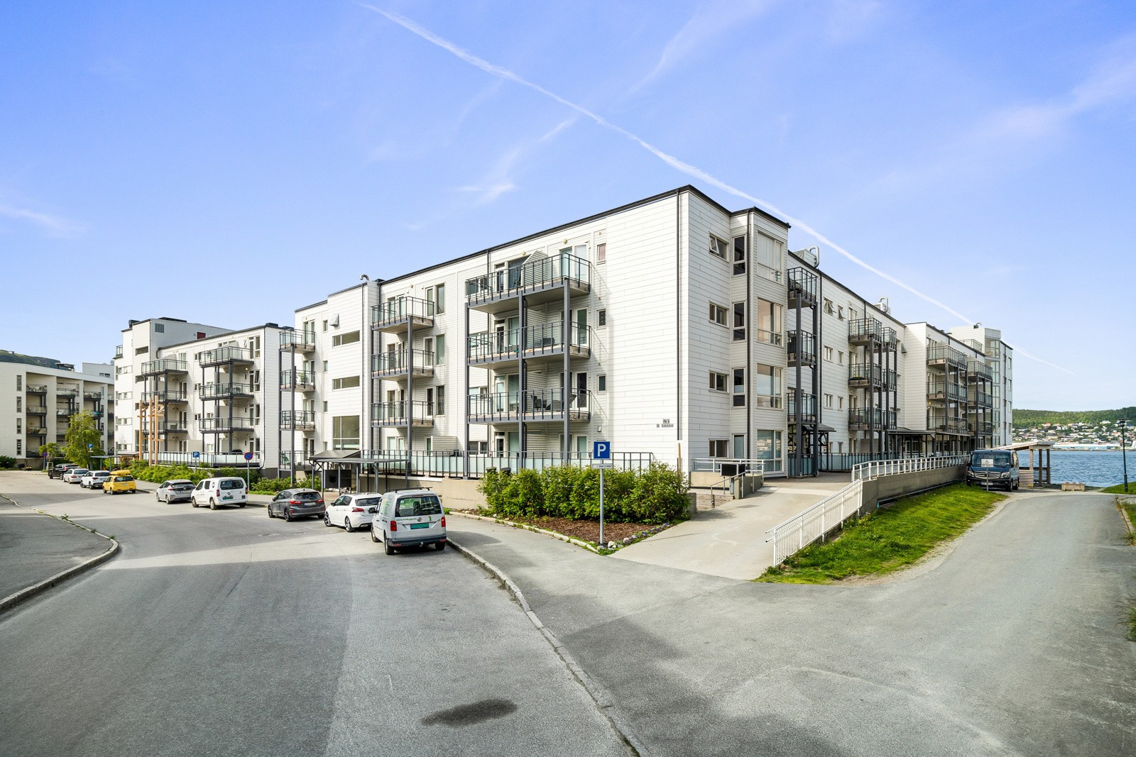 Pent opparbeidet felles tomt med plen og sittebenker. Felles takterrasse i 6. etg!