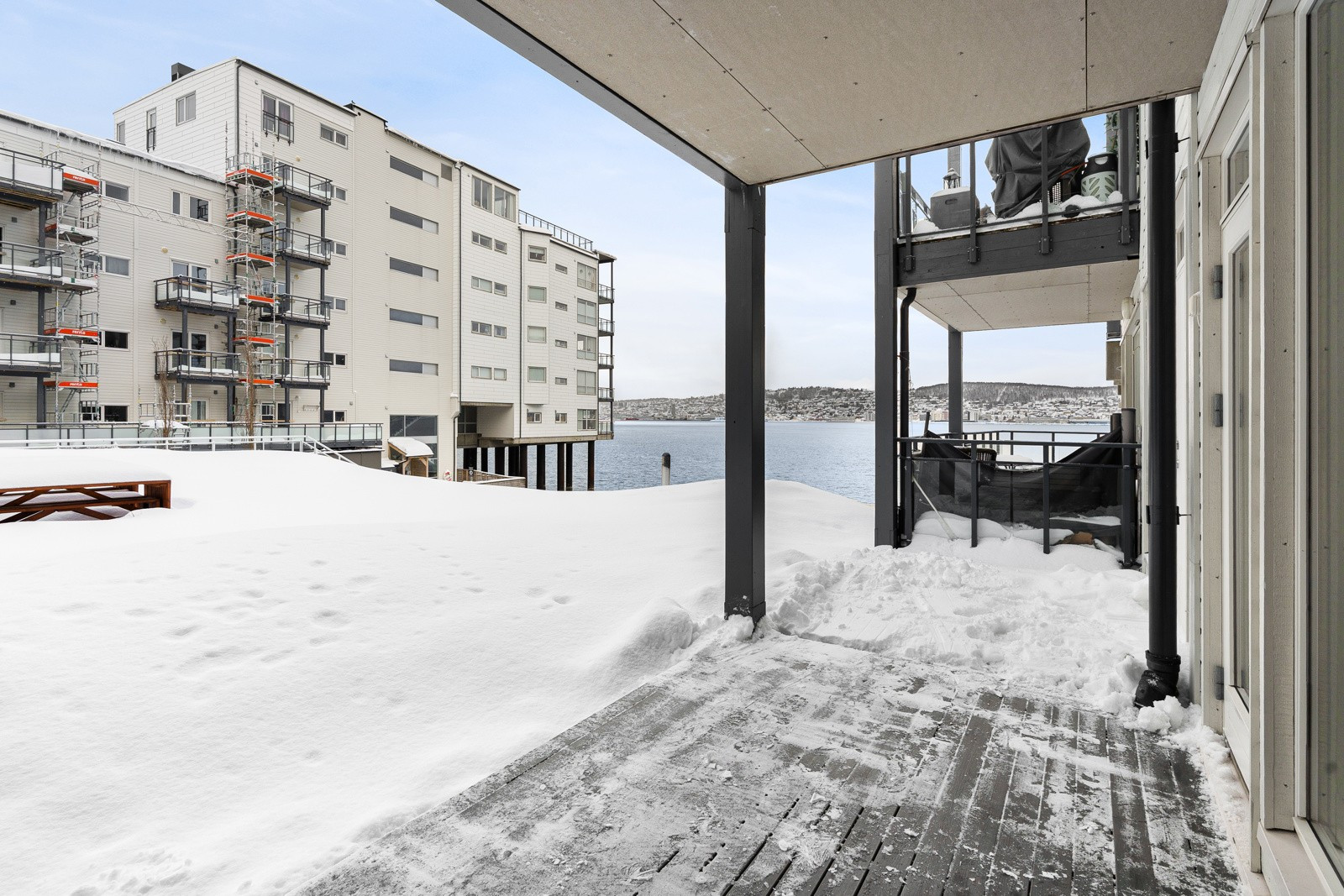 Leiligheten har terrasse på begge sider med sjøutsikt