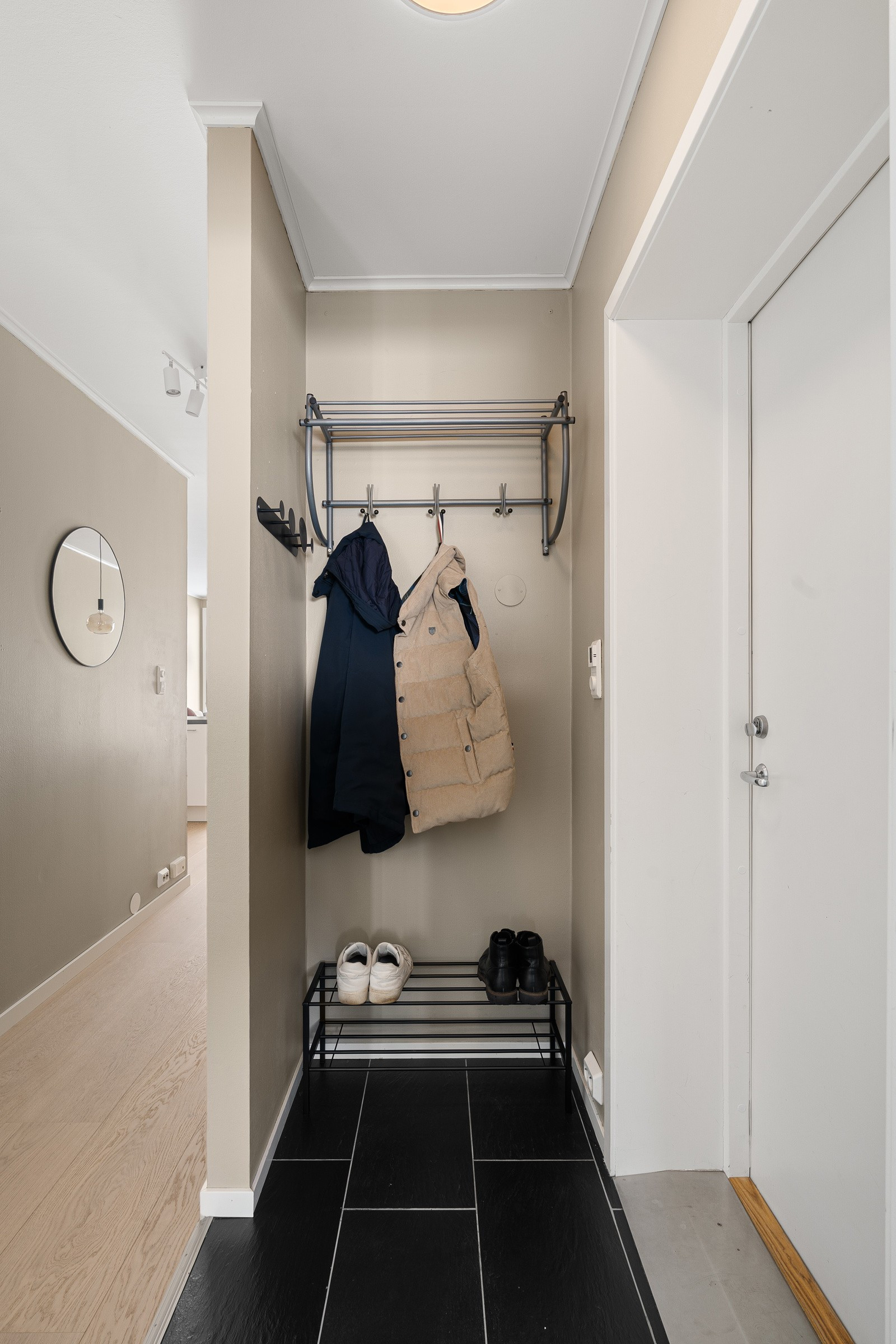 Entré med plass til garderobeløsning