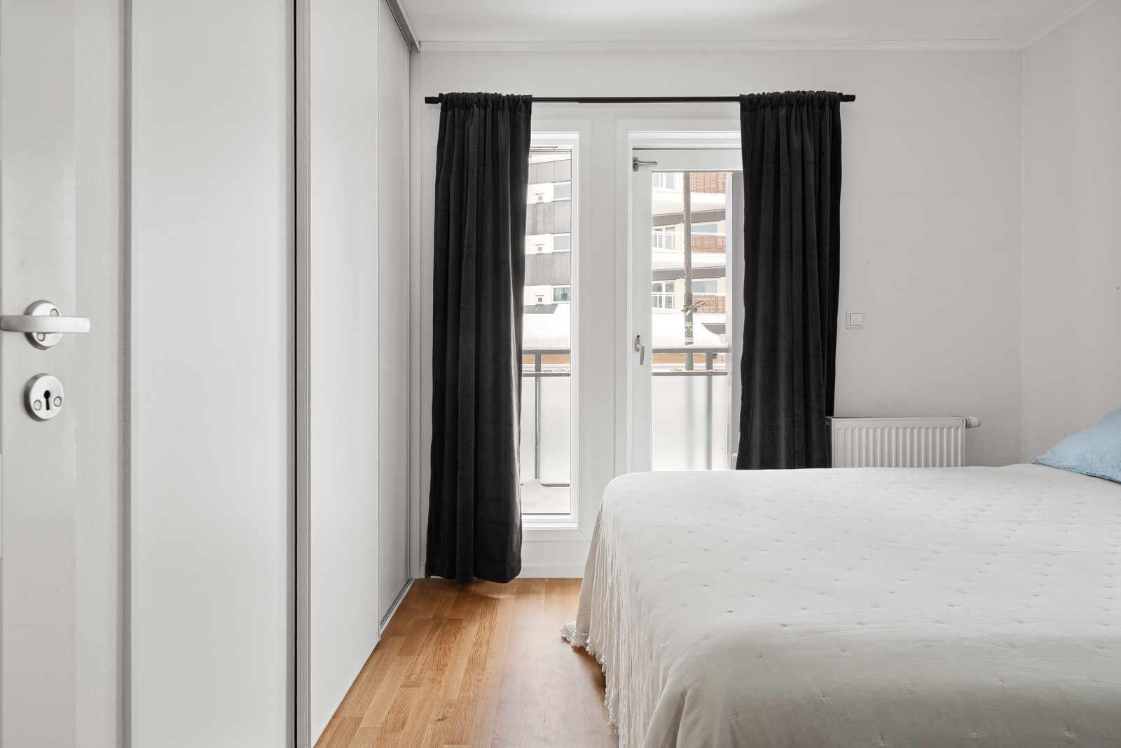 Hovedsoverom med skyvedørsgarderobe og utgang til terrasse