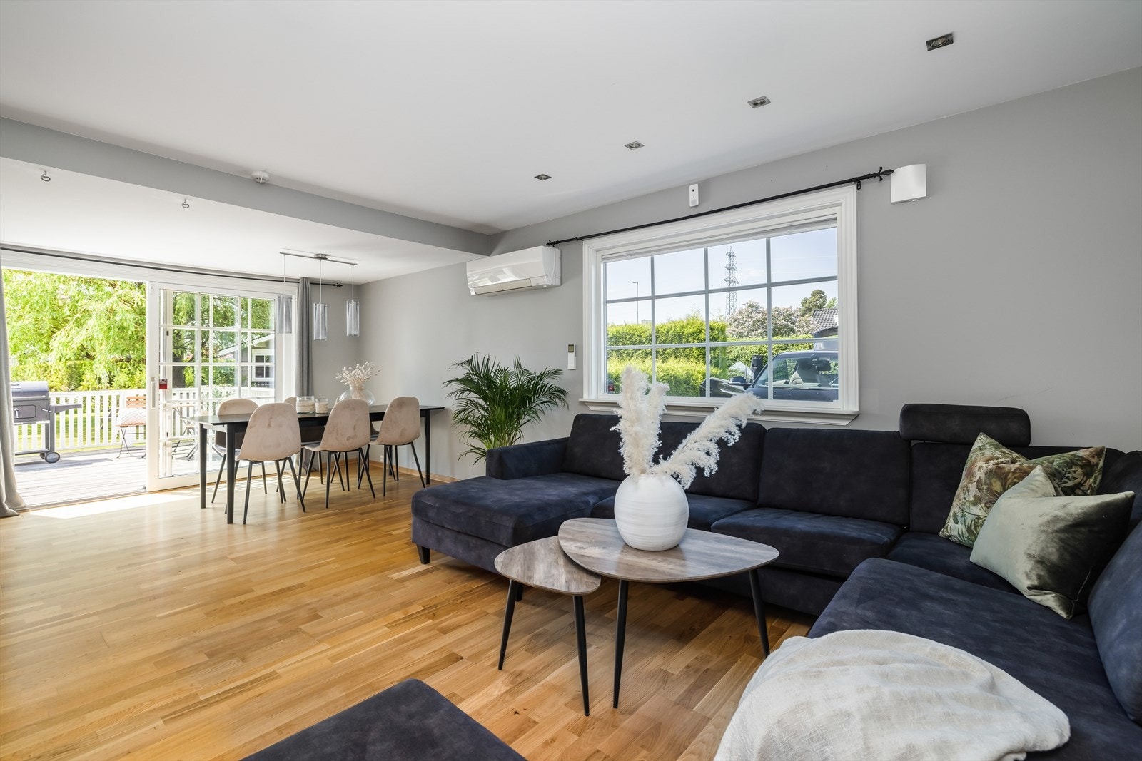 Lys og delikat stue med plass til både sofagruppe og spisestue. Galleribilde