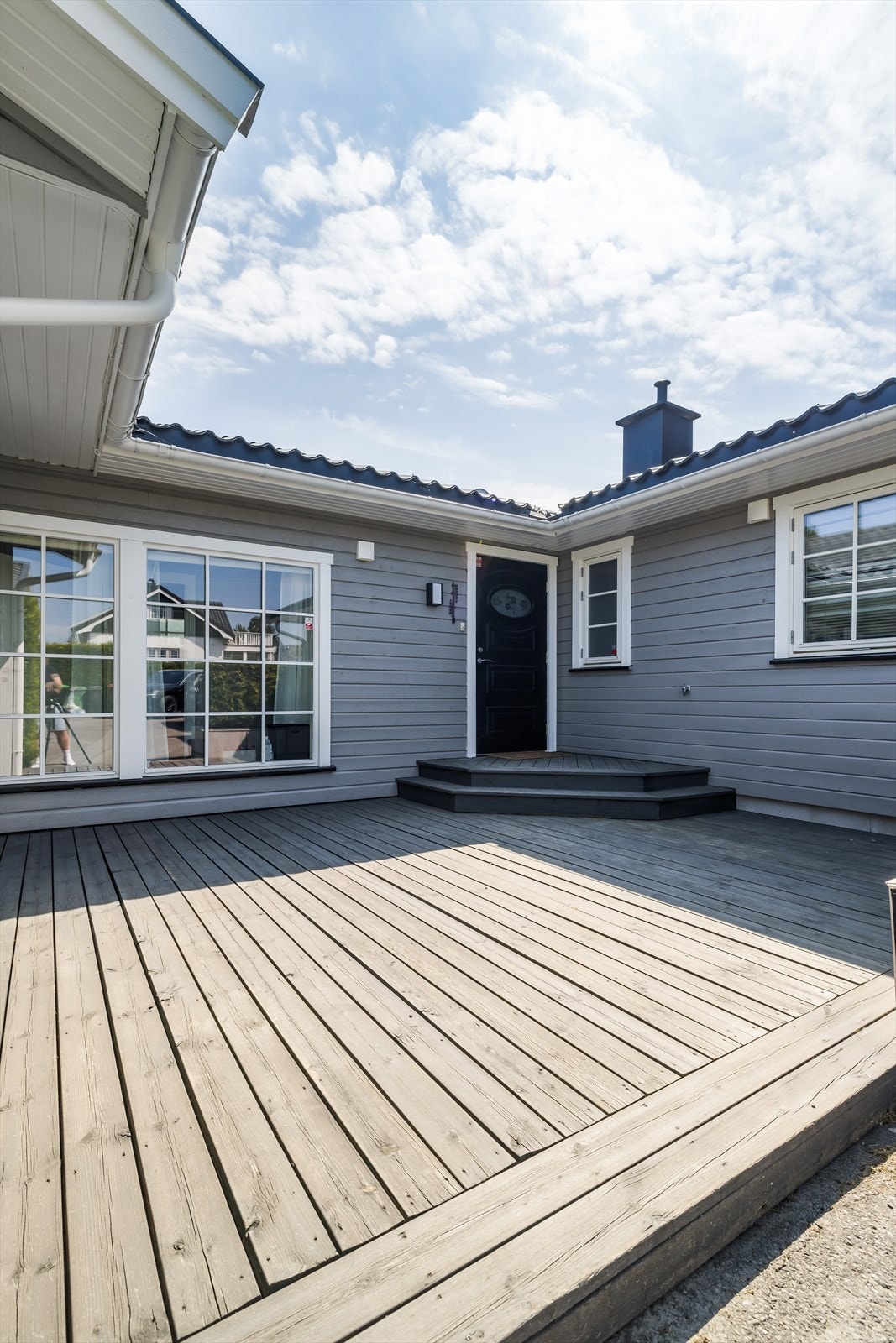 Eiendommen har flere deilige uteplasser hvor sommeren kan nytes. Galleribilde