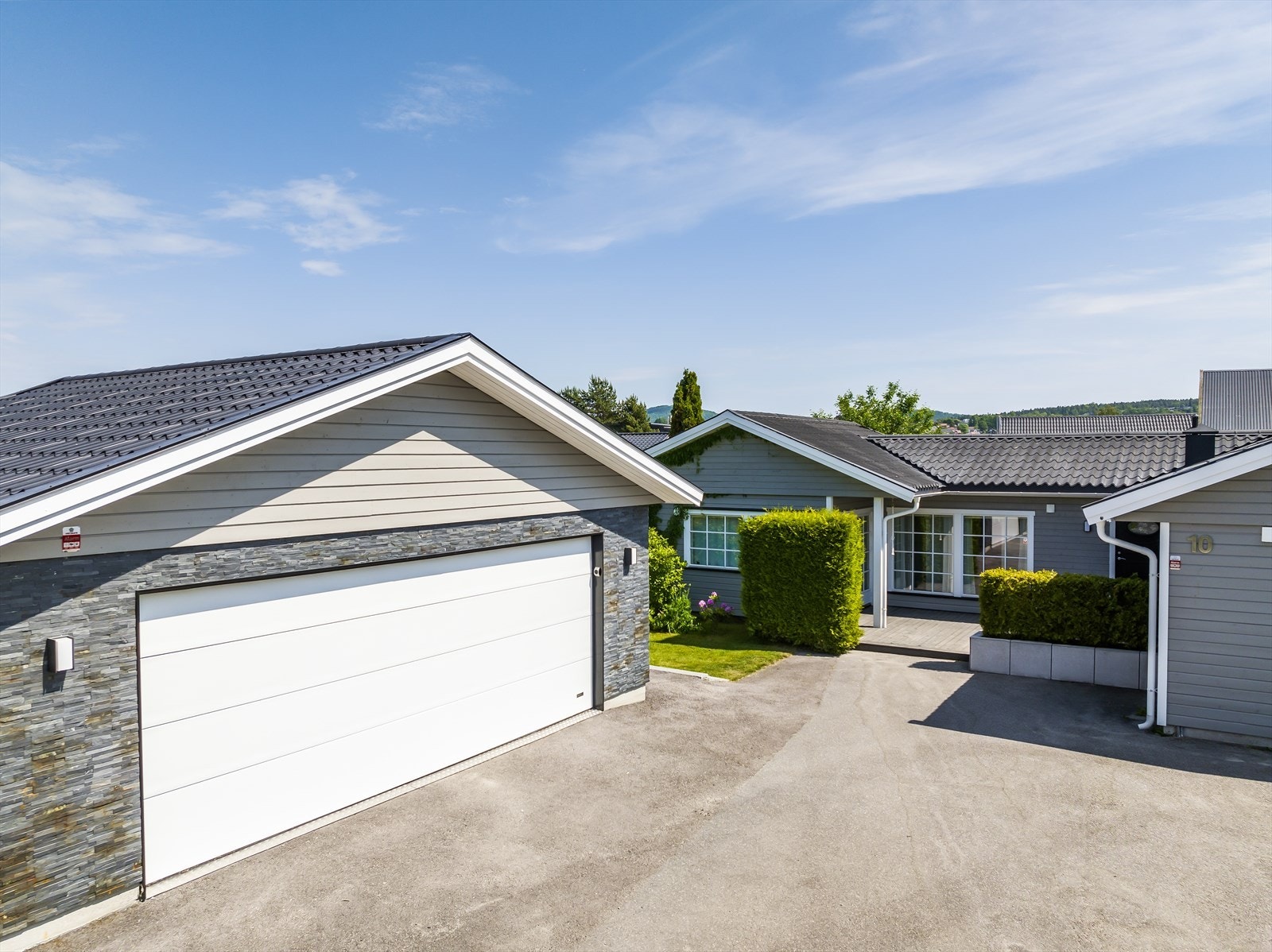 Garasjen har innlagt strøm og lys. Det er montert Easee El-bil lader, 32 Amp. fra 2022. Galleribilde