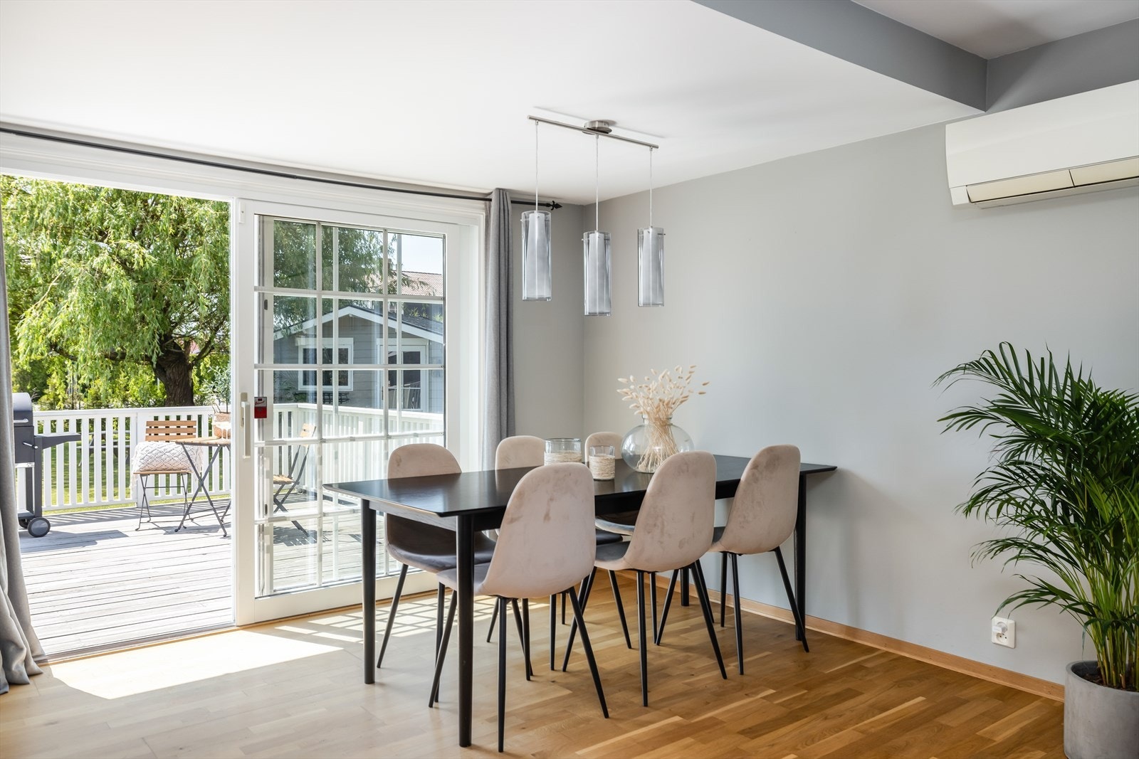 Stuen har eikeparkett på gulv, malte vegger samt kalkmalt vegg og malt tak med 7 LED spotter. Galleribilde