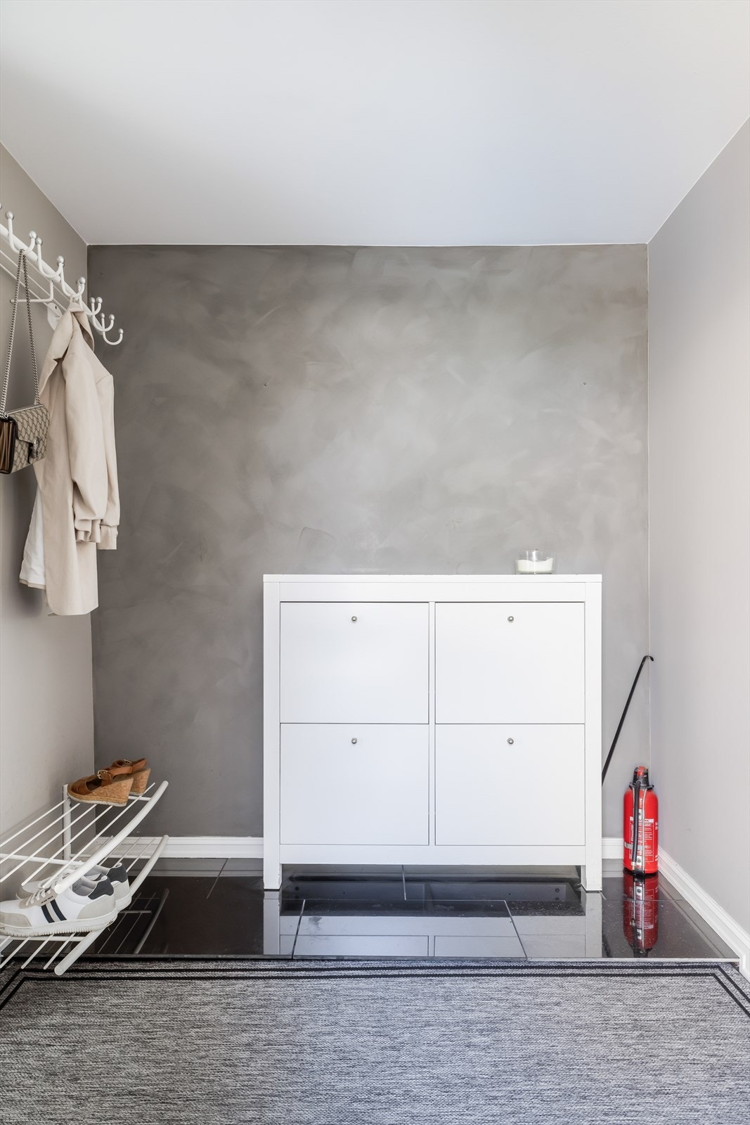 Det er god plass til å sette fra seg sko og henge fra seg yttertøy. Galleribilde