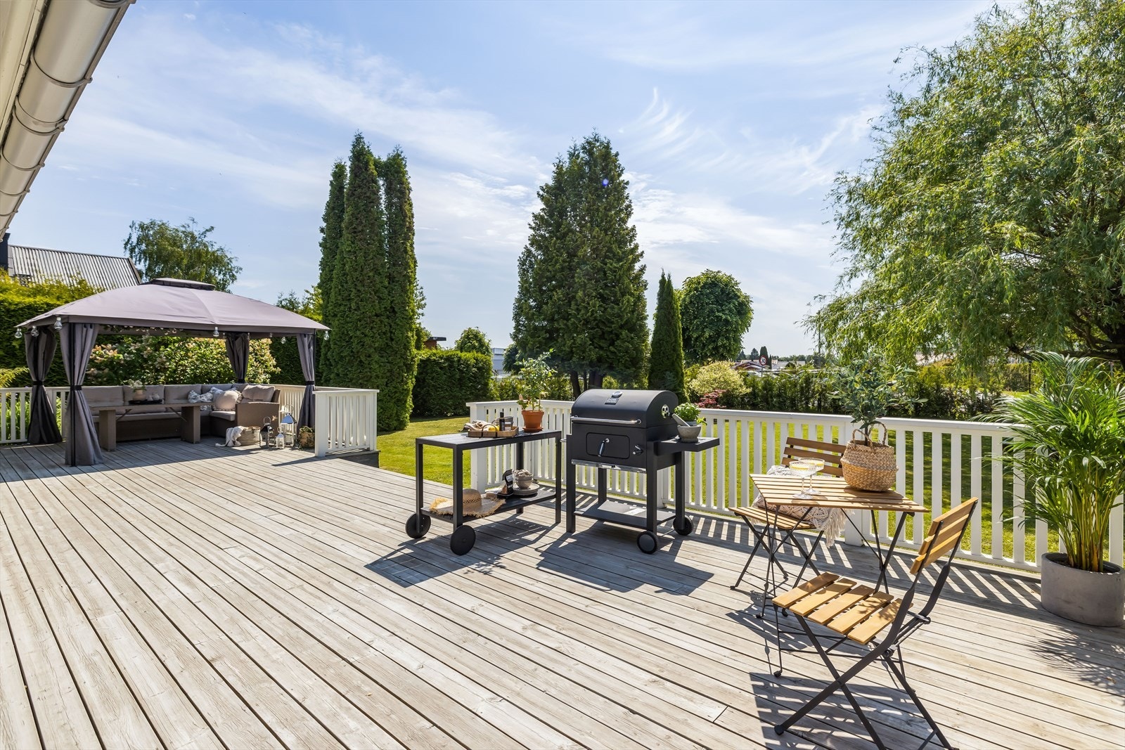 Her er det god plass til utemøbler og grill. Galleribilde
