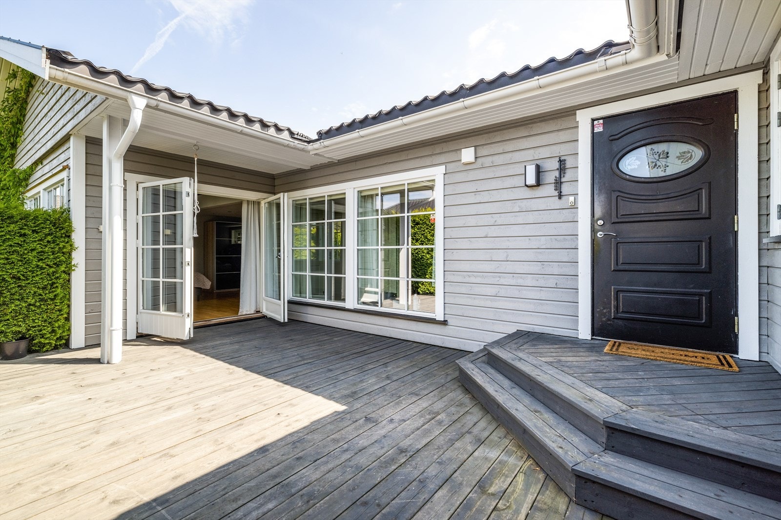 Romslig og lun terrasse ved inngangspartiet. Galleribilde