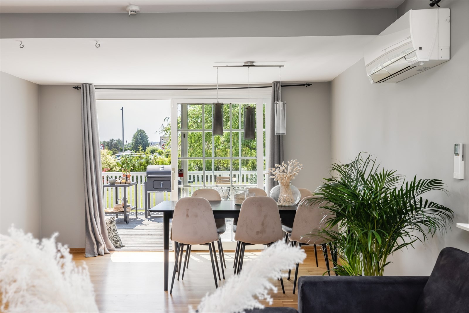 I stuen er det montert varmepumpe fra 2012 for jevn varme på kaldere dager. Galleribilde