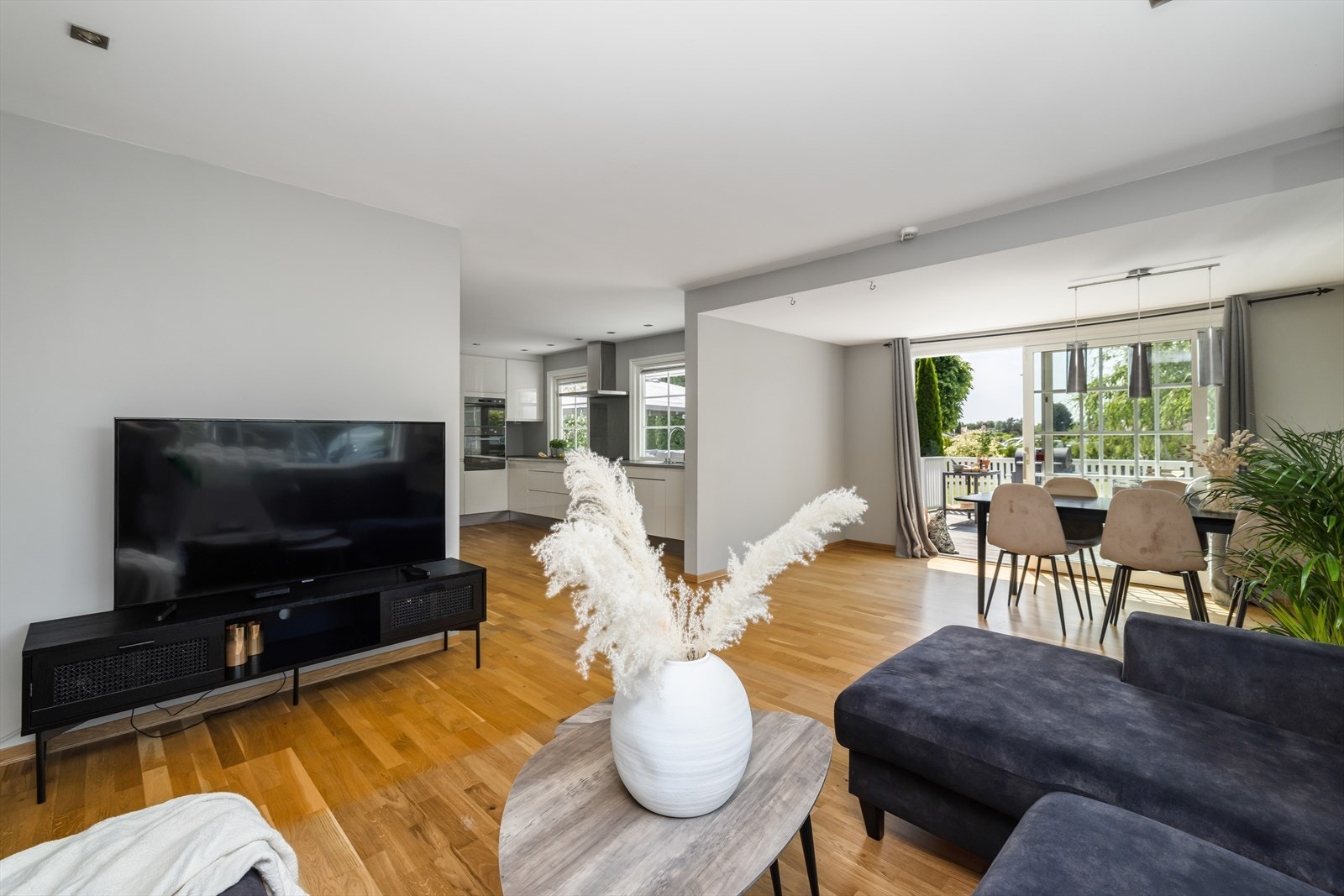 Det er delvis åpen løsning mot kjøkken. Galleribilde