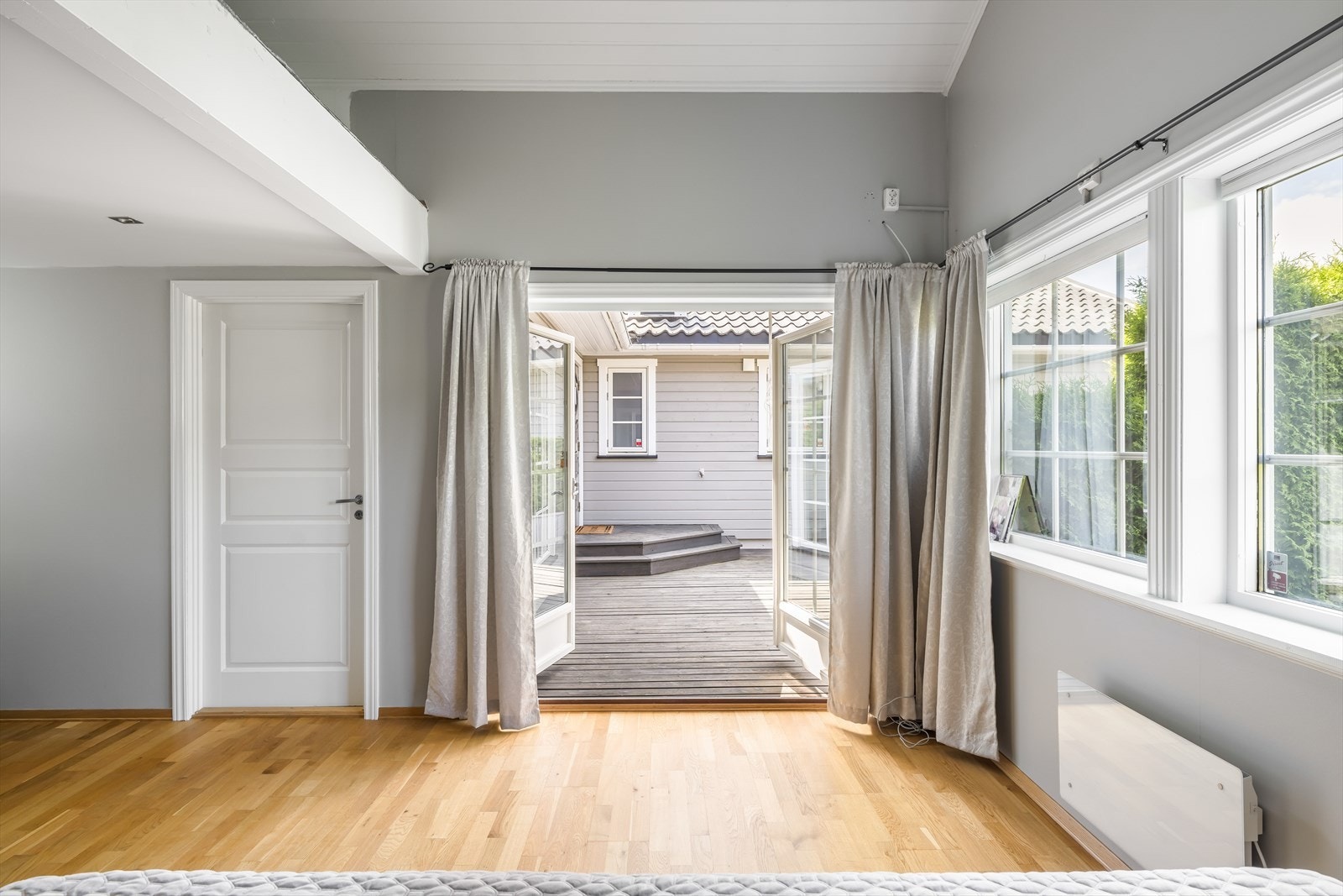 Hovedsoverommet har hems, samt utgang til terrassen ved inngangspartiet. Galleribilde