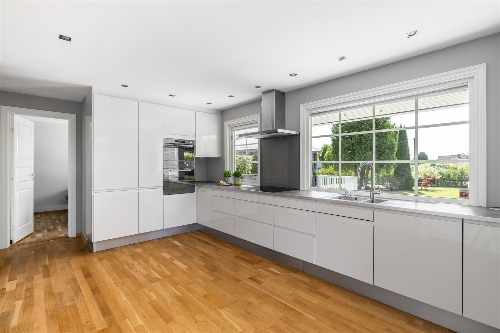 Flott kjøkken med takhøy HTH innredning fra 2012, med glatte høyglans fronter og laminert benkeplate. Galleribilde