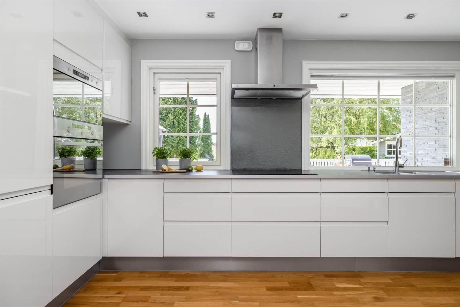 Veggfestet børstet ventilator over stekesone med avtrekk ut. Galleribilde