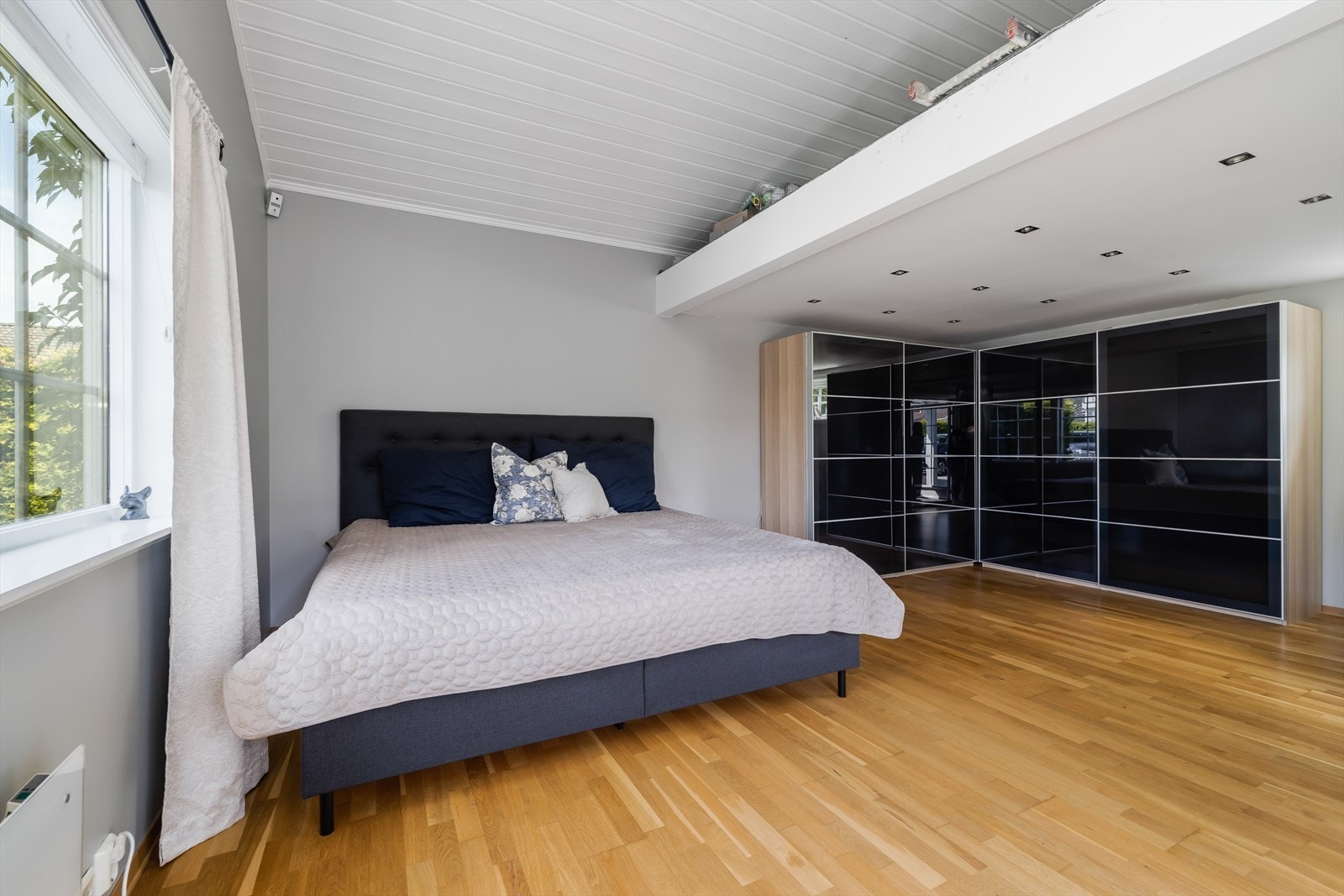 Soverommet har garderobeskap med plass til klesoppbevaring. Galleribilde