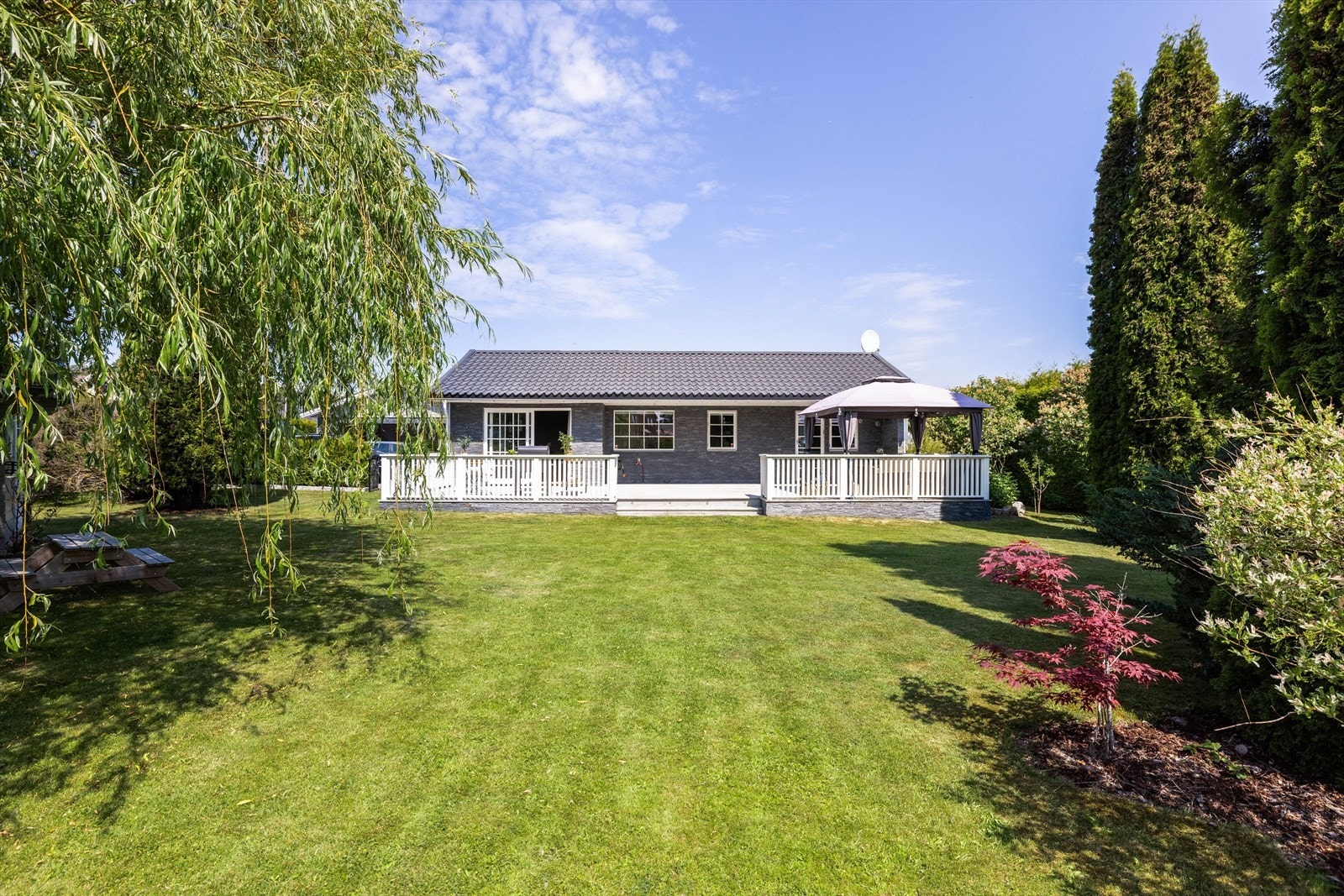 Boligen fremstår meget velholdt og tiltalende og har alle fasiliteter på en flate. Stor solrik terrasse og dobbelgarasje. Galleribilde