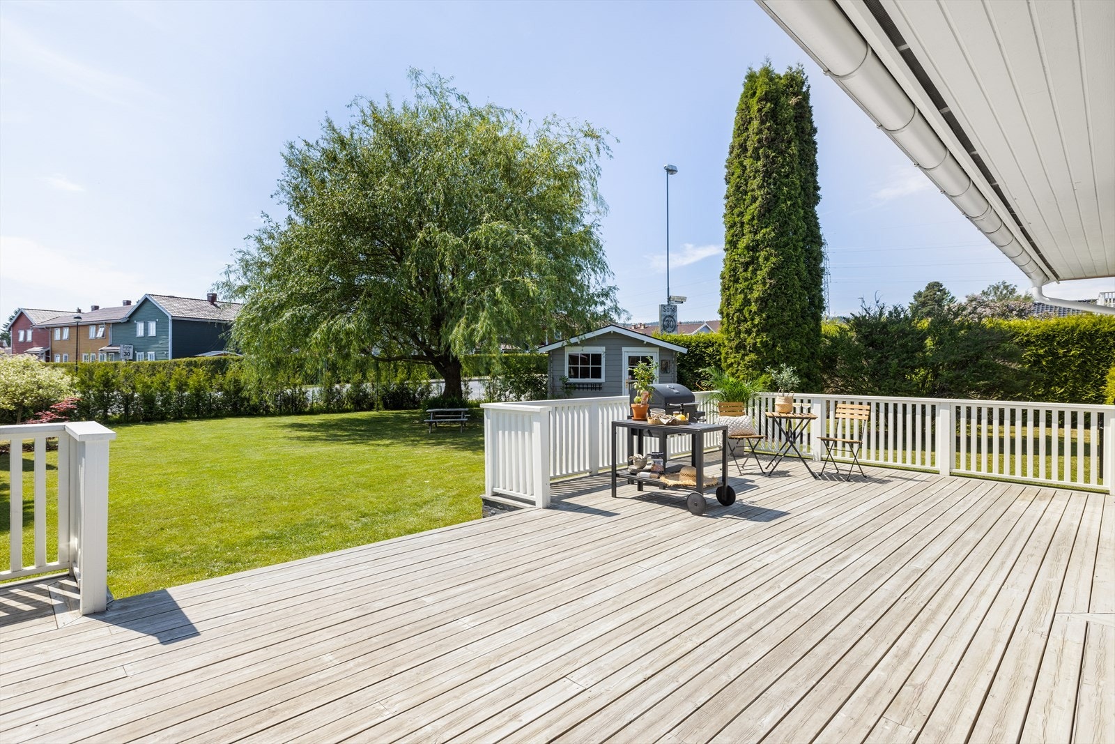 Boligen ligger fint til i et etablert og barnevennlig boligområde på Nenset. Nydelig hage - og terrasseområde. Galleribilde