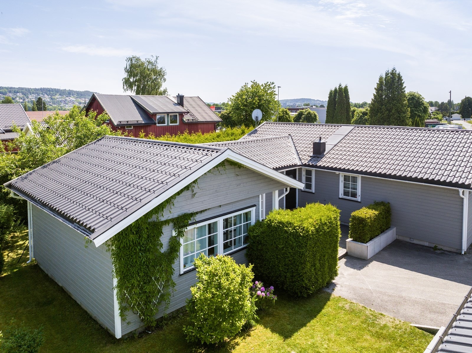 Romslig og meget flott hjørnetomt med gode solforhold. Galleribilde