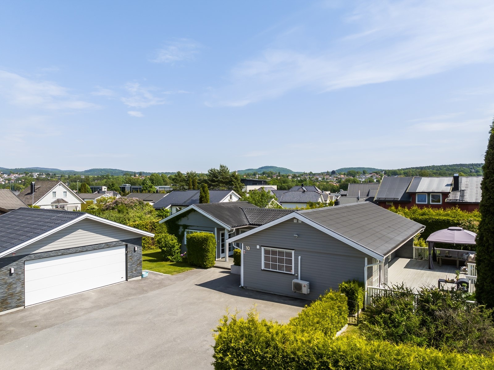 Eiendommen har asfaltert innkjørsel og parkering i dobbelgarasje med El-bil lader. Galleribilde