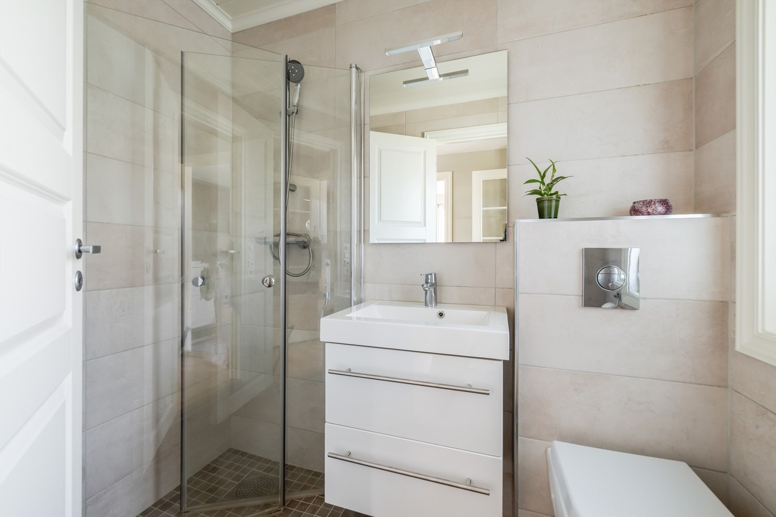 Flislagt bad nr 2, fra 2016 med LED-spotter i tak. Galleribilde