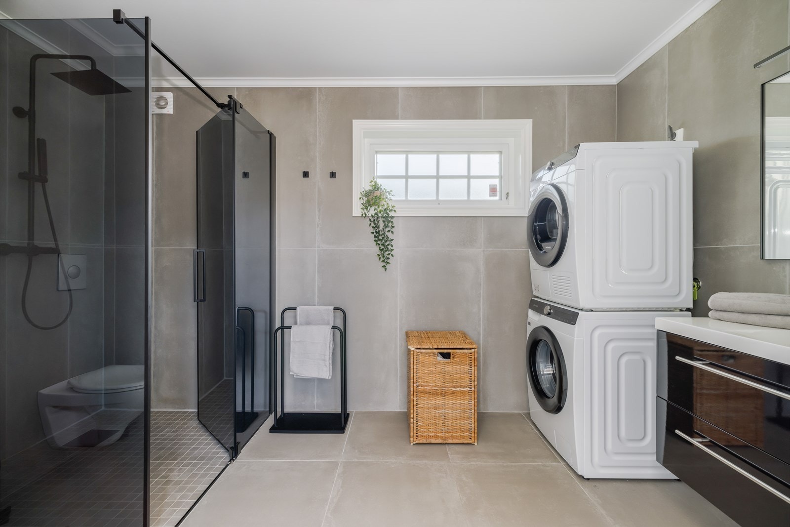 Flislagt bad fra 2021 med gulvvarme. Galleribilde