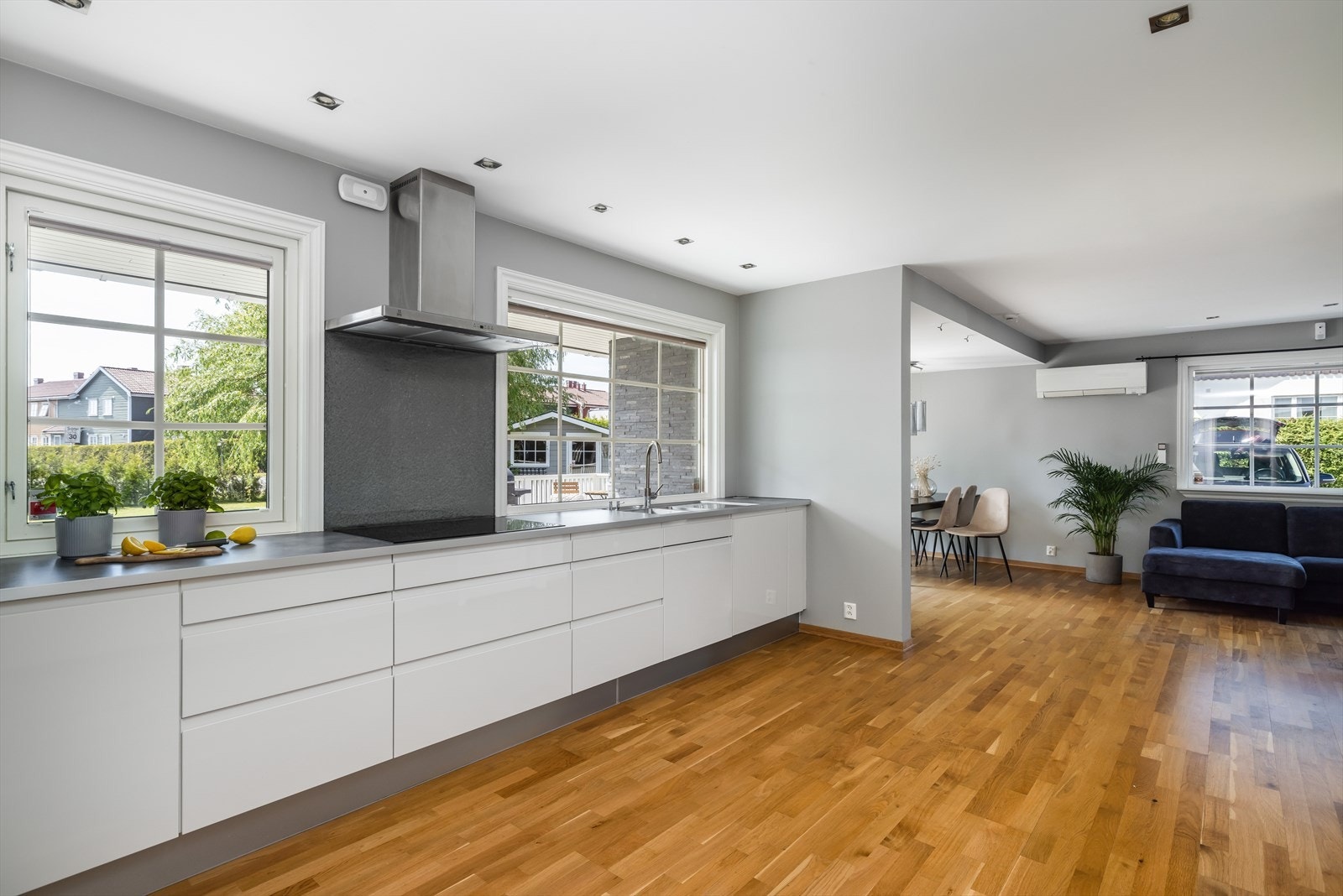 Boligen har et flott kjøkken med takhøy HTH innredning fra 2012, med meget god skap- og benkeplass. Galleribilde