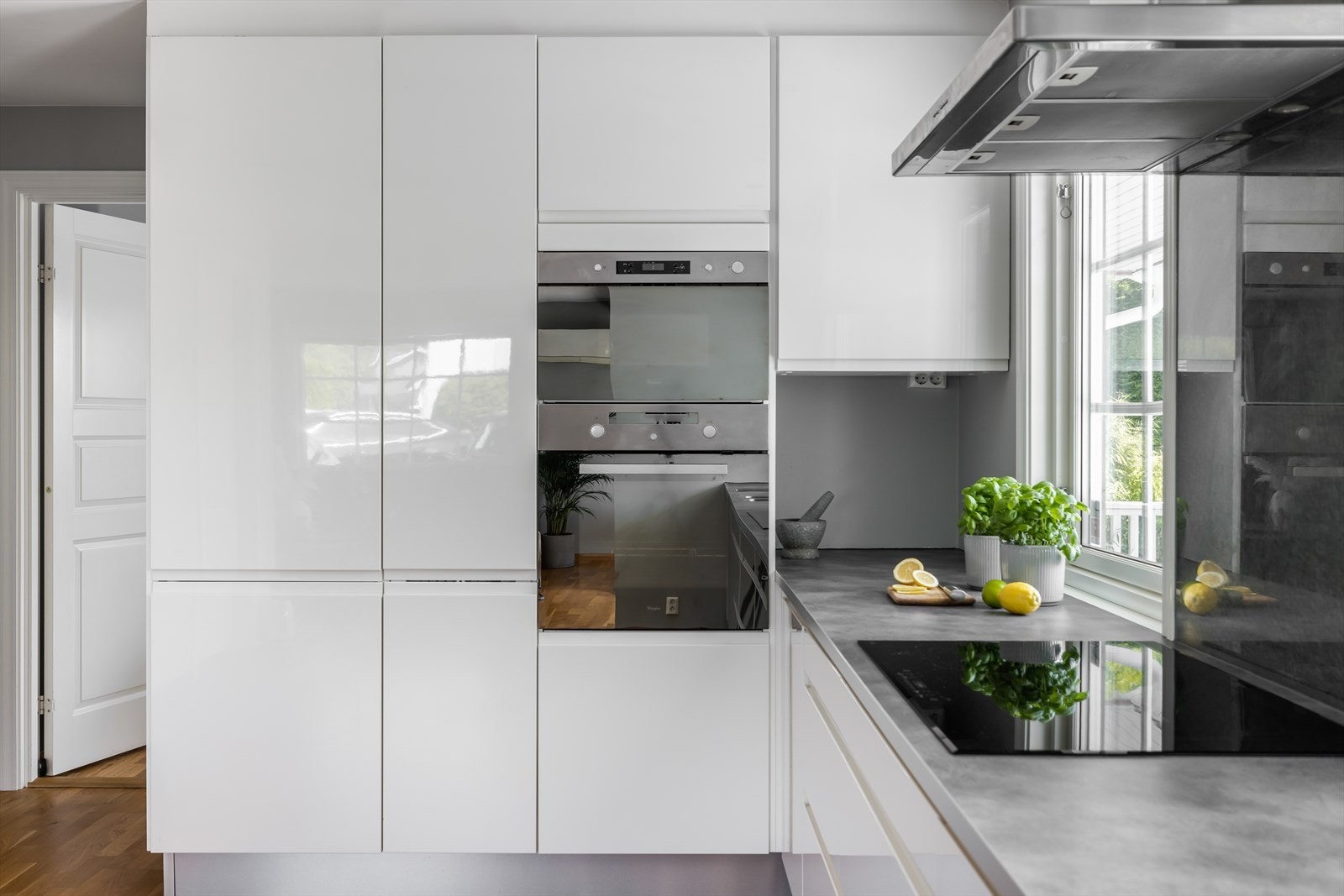 Her er det induksjons kokeplate med Kitchen Board over, integrert ovn, mikro, kjøleskap, fryseskap og oppvaskmaskin. Galleribilde