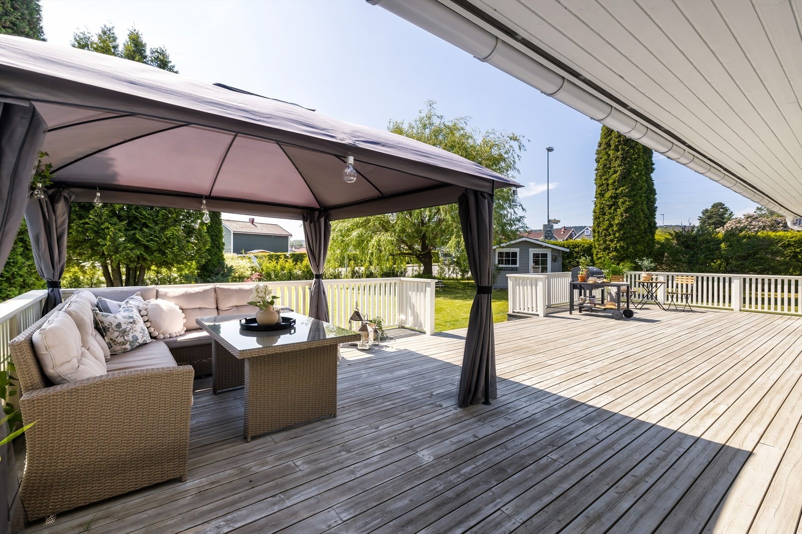 Fra stuen er det utgang til en stor, sørvestvendt og delvis overbygget veranda. Galleribilde