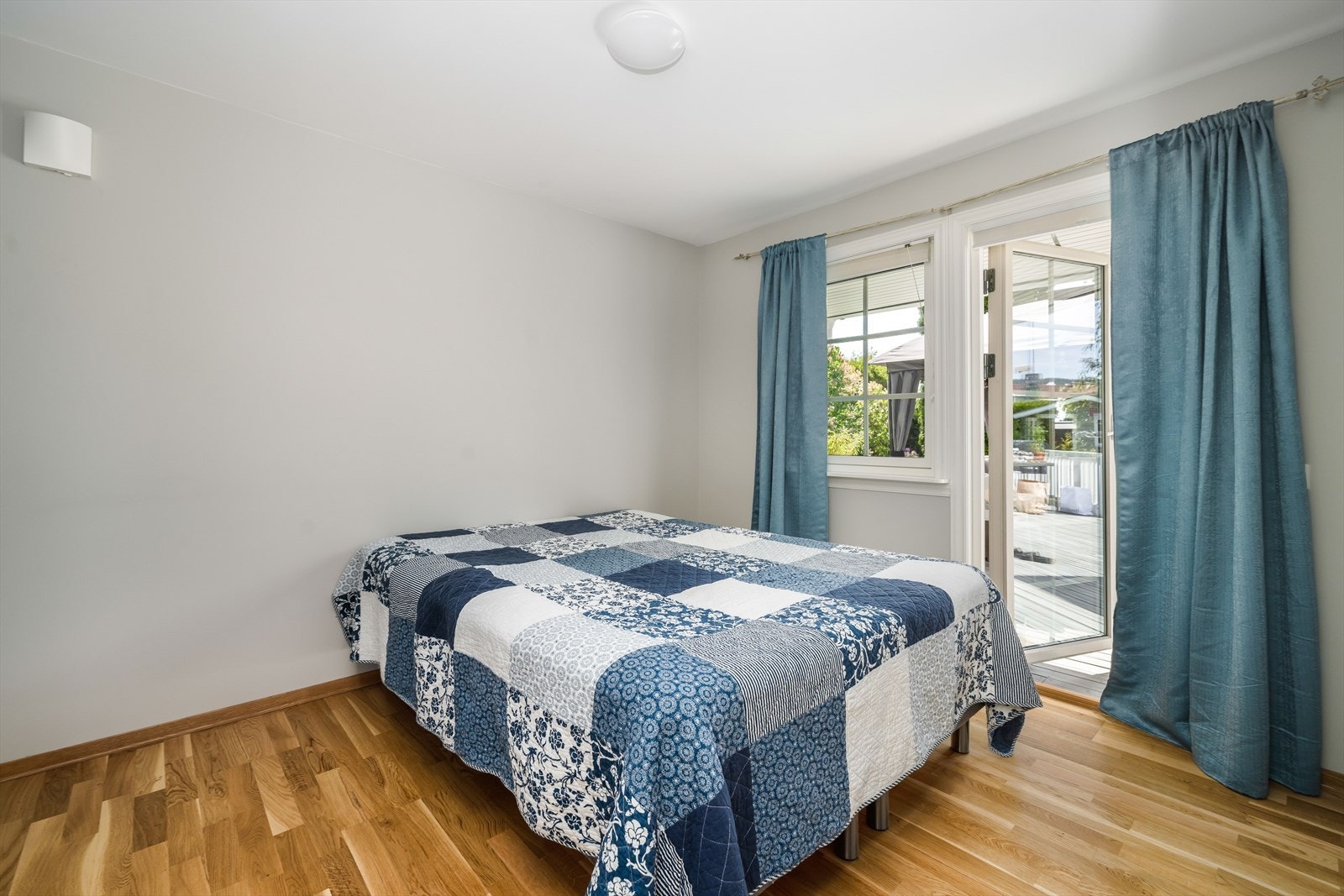 Soverom nr 2 har utgang til delvis overbygget veranda. Galleribilde