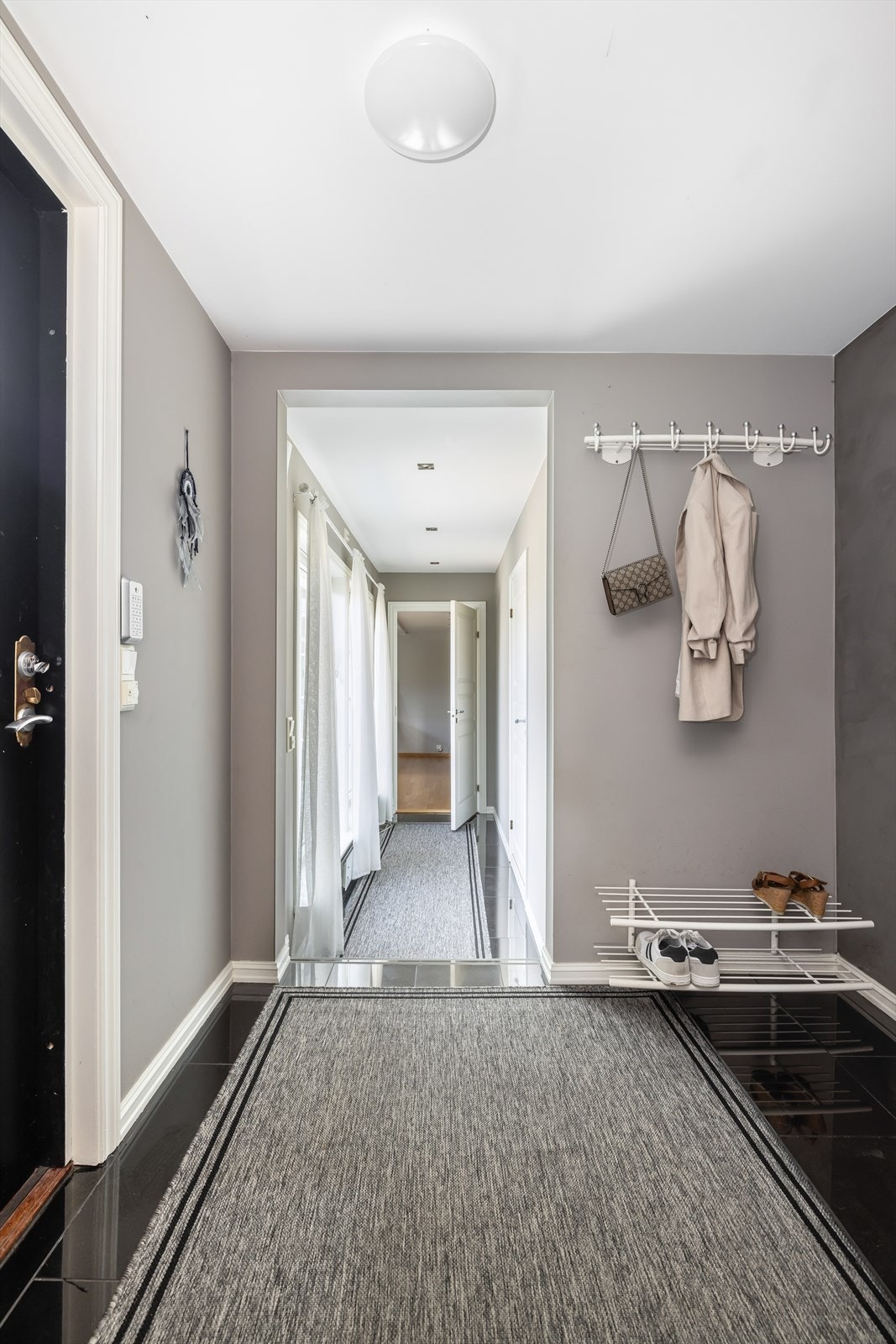 I mellomgang er det gulvfliser og gulvvarme, malte vegger og malt tak med 3 LED spotter. Galleribilde