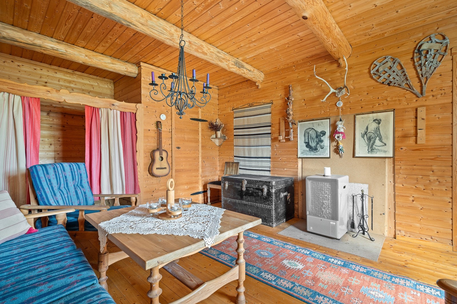 Her er det laget til en smart løsning med sovealkove. Rommet har også plass til overnattingsgjester. Galleribilde