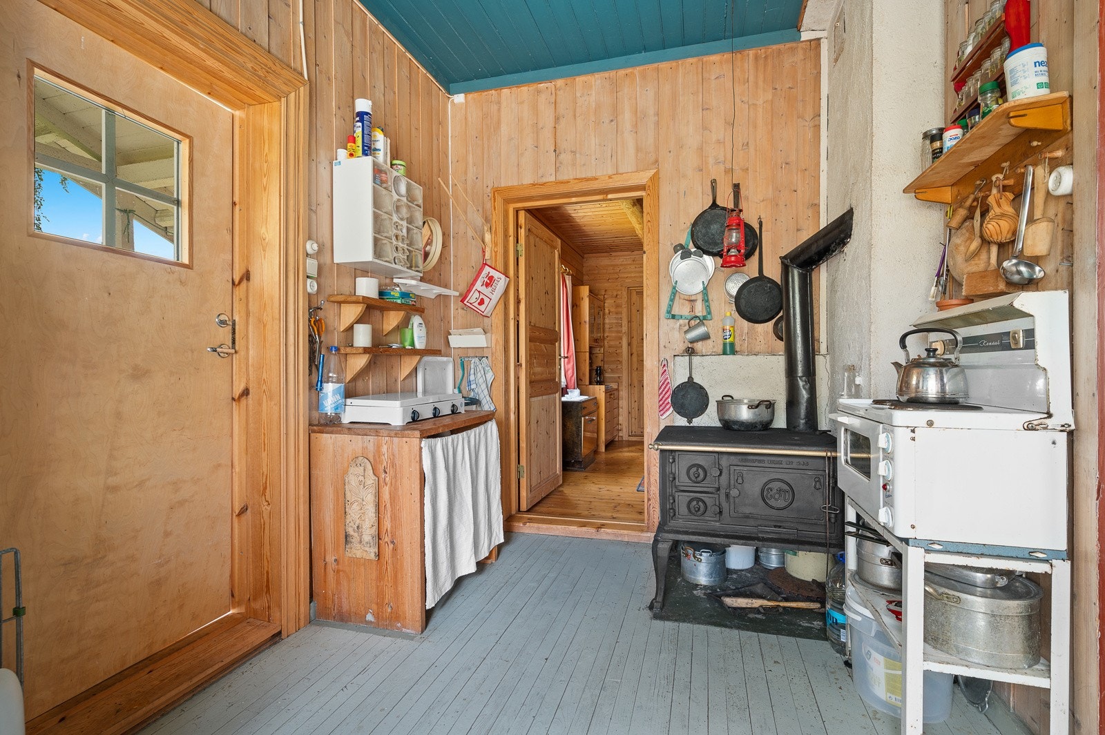 Kombiovnen på kjøkkenet tar matlagingen tilbake i tid, litt som på Farmen. Galleribilde