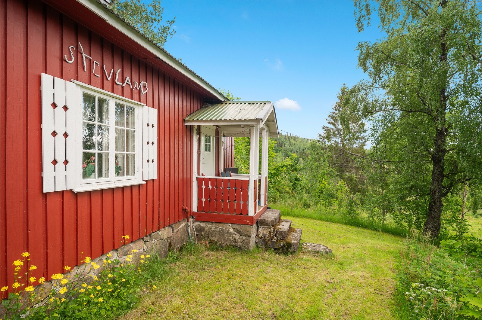 Hytta har flere sjarmerende detaljer. Legg merke til den gamle steintrappen. Galleribilde