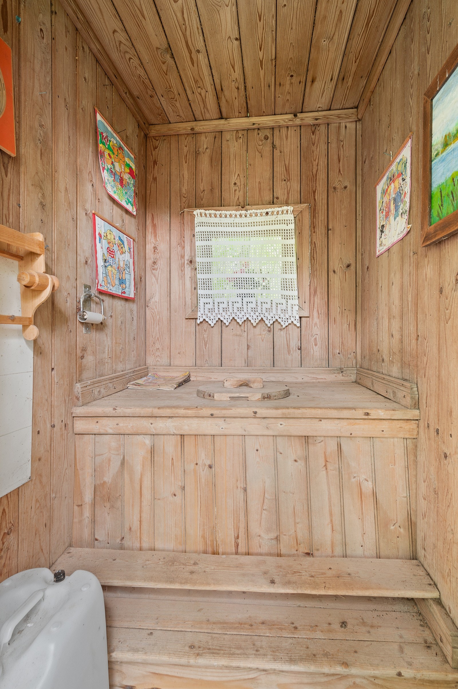 Utedoen er tapetsert med obligatorisk veggpynt, men mangler kong Harald. Galleribilde