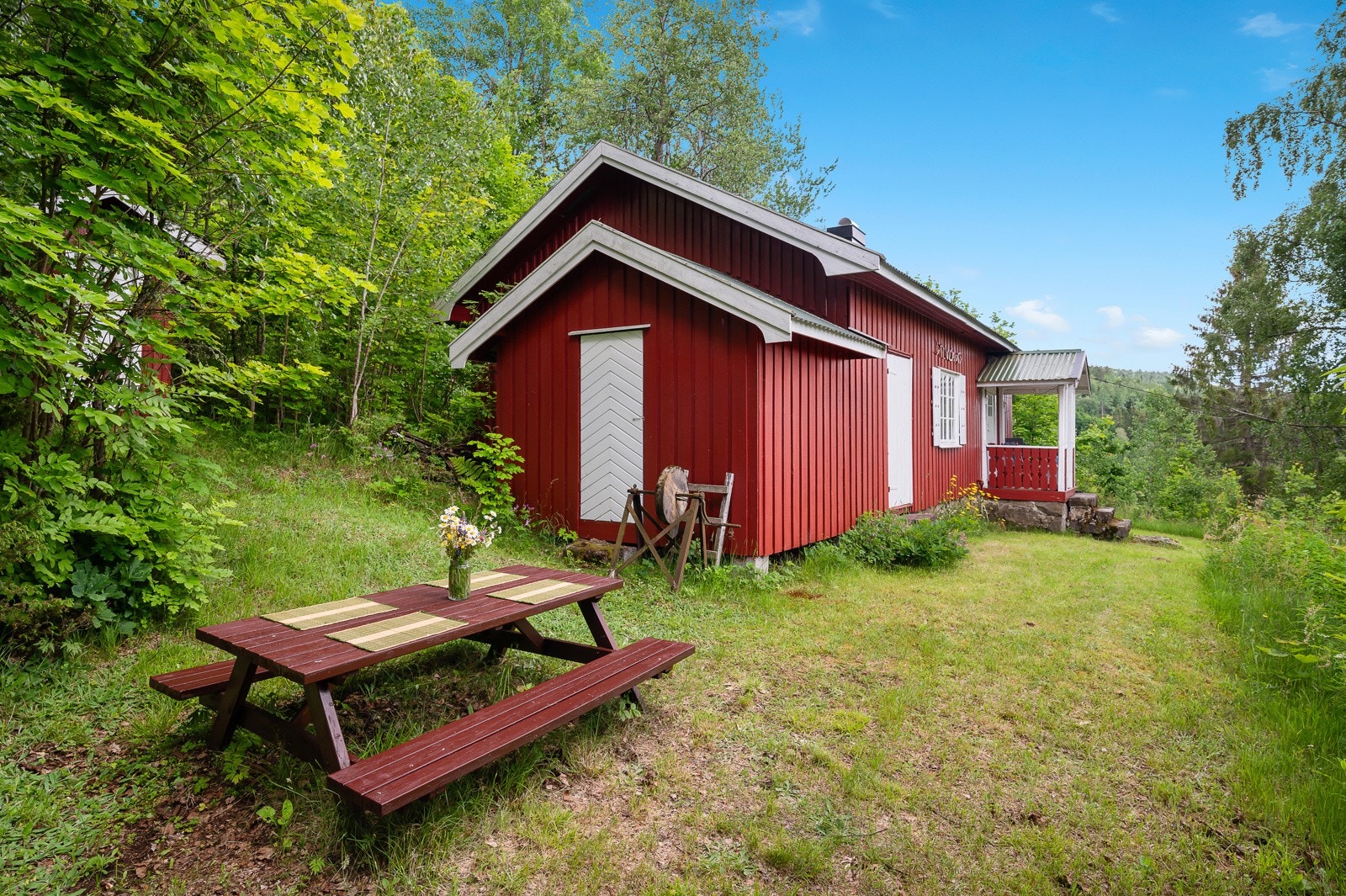 Dette er en gammel husmannsplass. Hytta har utedo og vannpost fra brønn, og tilbyr god, gammeldags hyttekos! Galleribilde