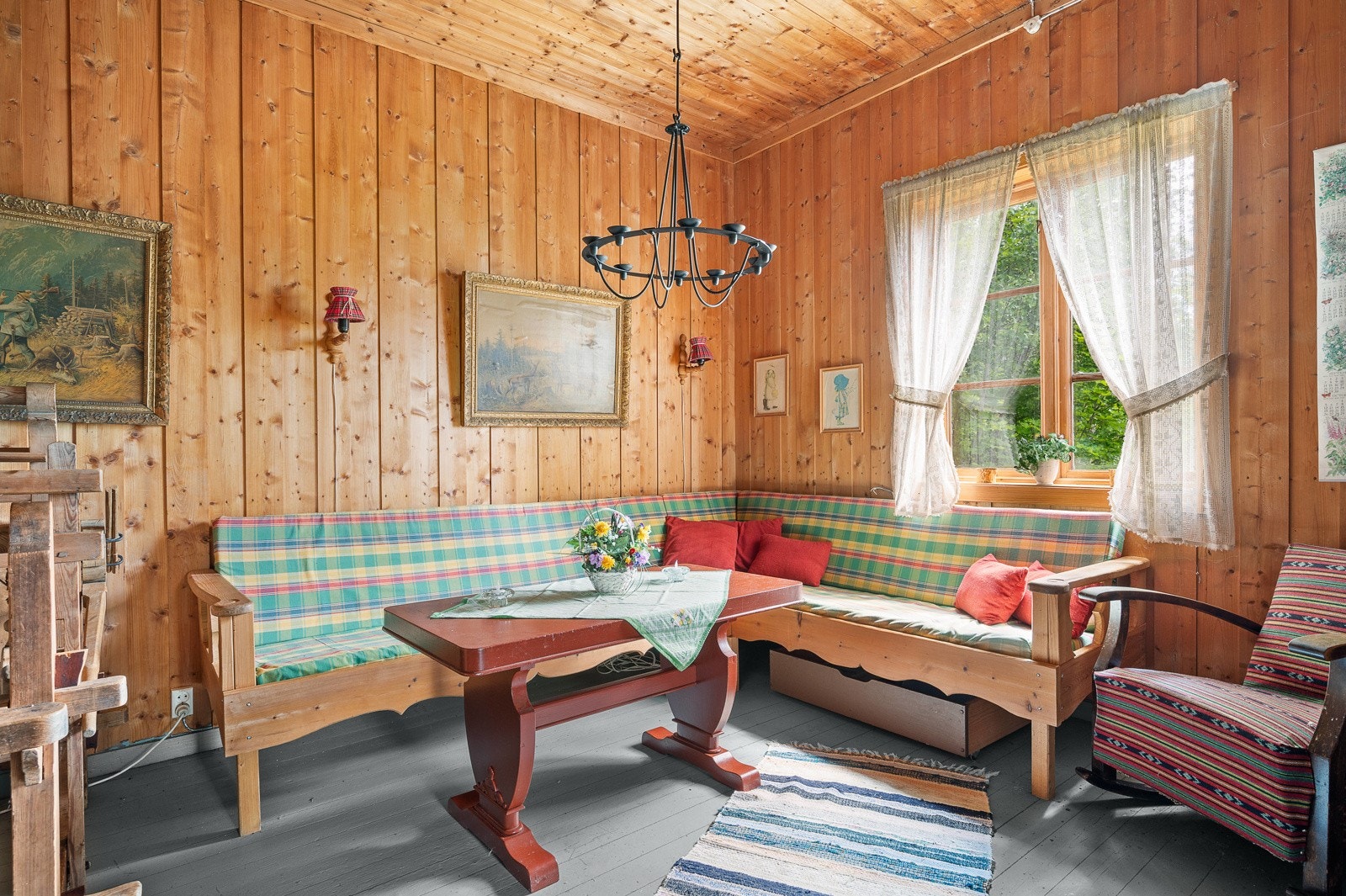 Hytta har overraskende god takhøyde og lysinnslipp som må oppleves på visning! Galleribilde