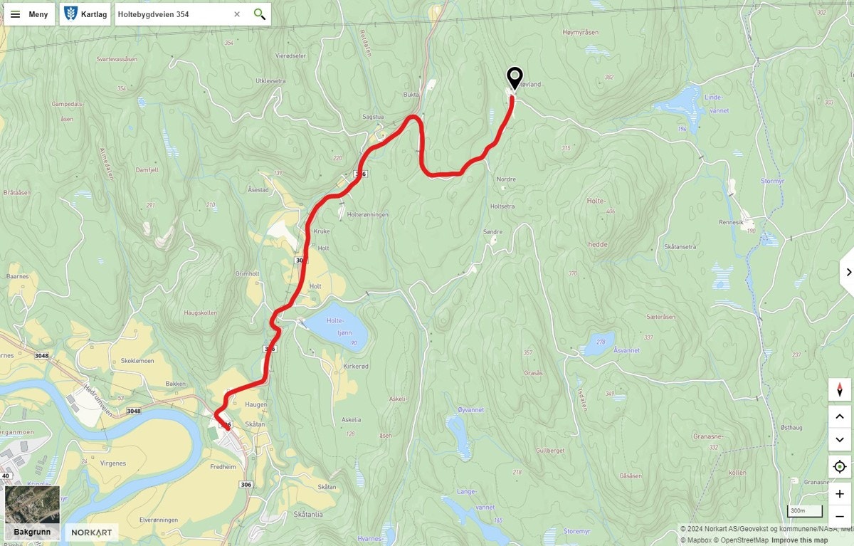 Veibeskrivelse til Forstmesterstua fra Hvarnes skole. Det er bom fra hovedveien og inn til hytta, som er en ekstra sikkerhet. Galleribilde