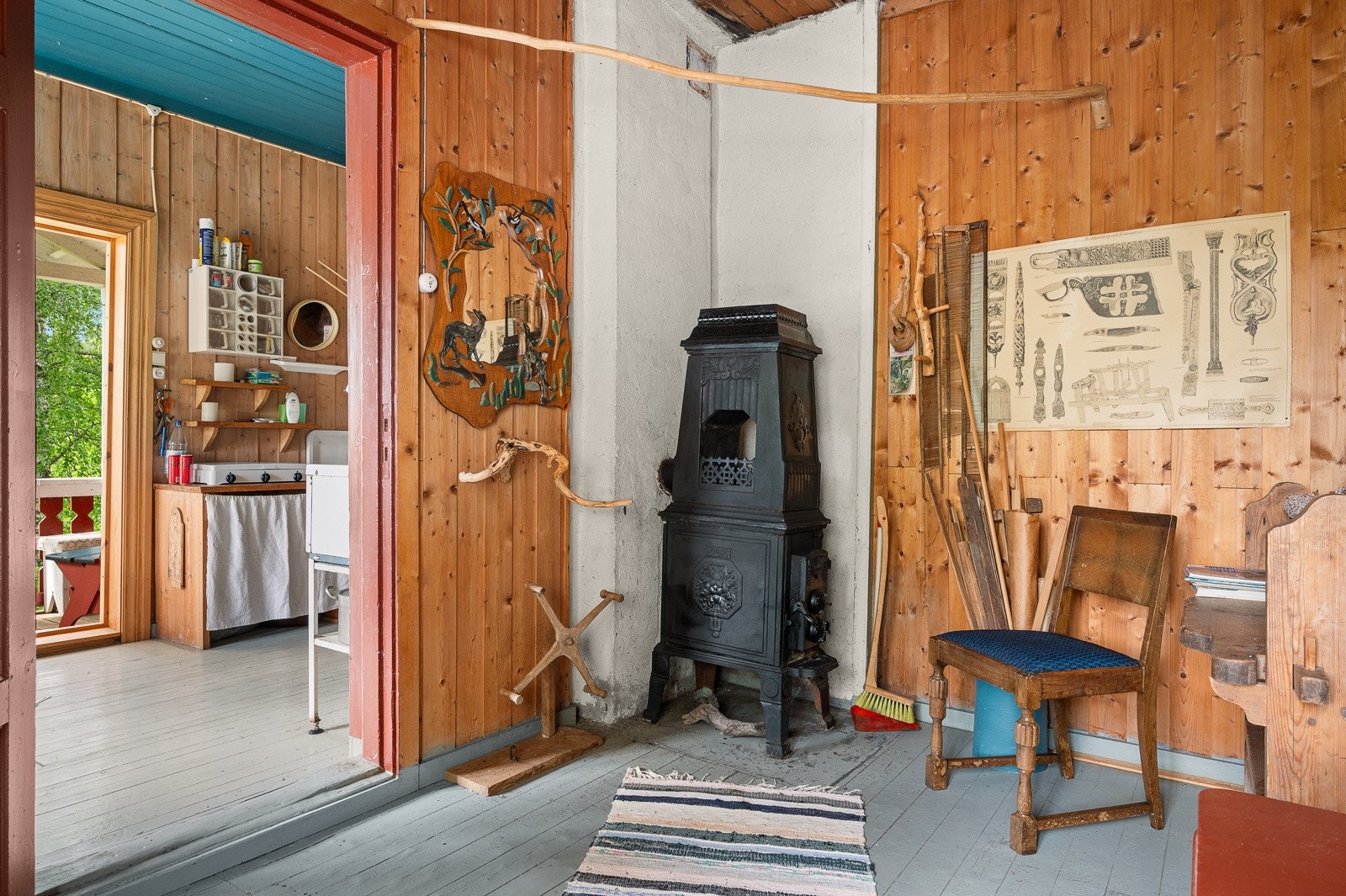 Klassisk peisovn i stil med hytta som gir varme og kos i skumringen. Galleribilde