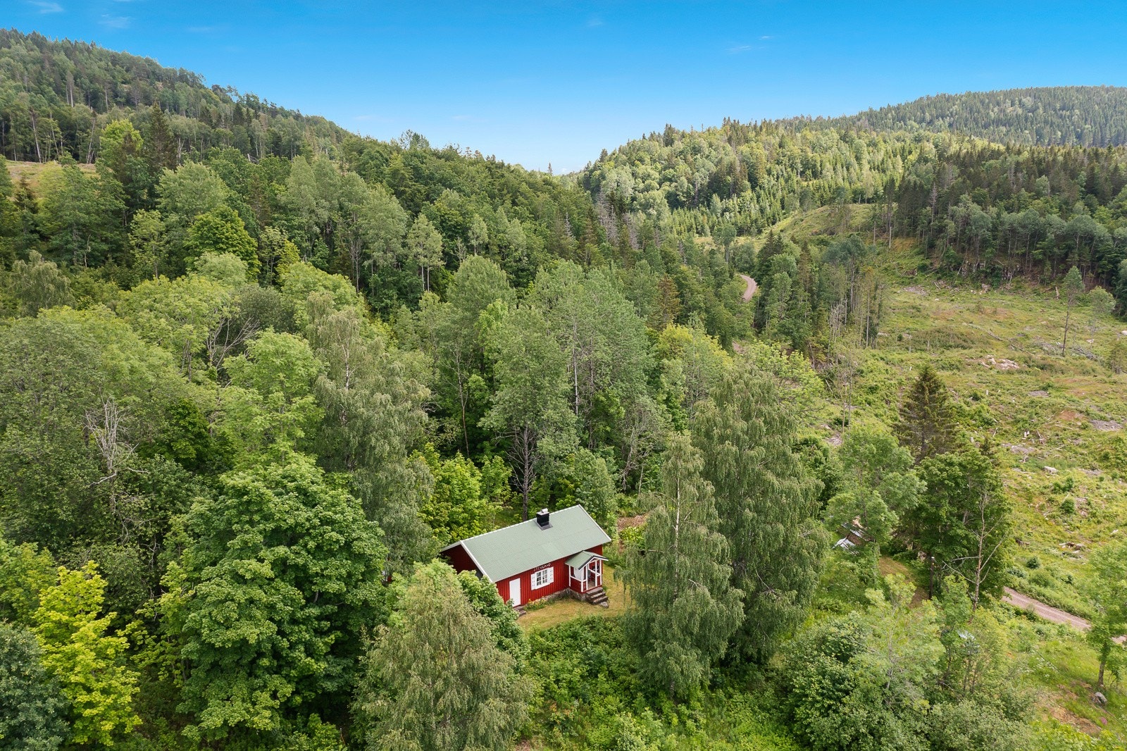 Nærområdet byr på flere flotte og idylliske turområder med oppkjørte skiløyper, usjenerte og smale turstier, høydetopper og flere vann. Galleribilde