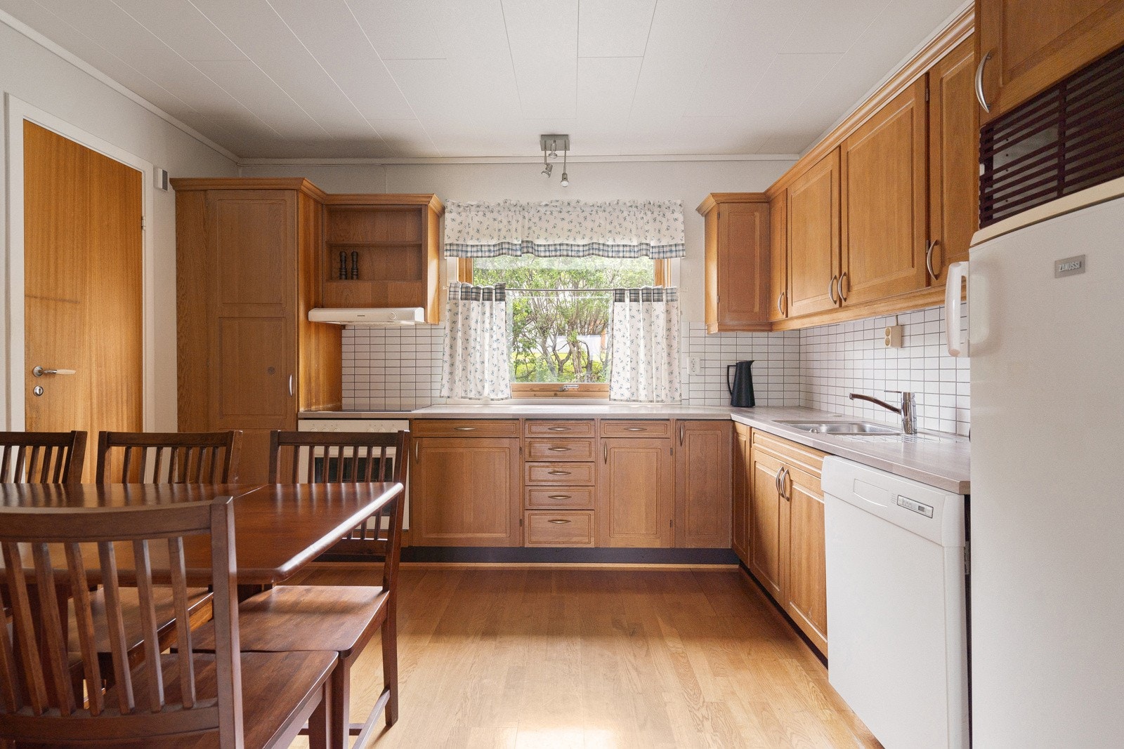 Svært hyggelig arbeidsforhold på kjøkkenet med rikelig skap- og benkeplass. Galleribilde