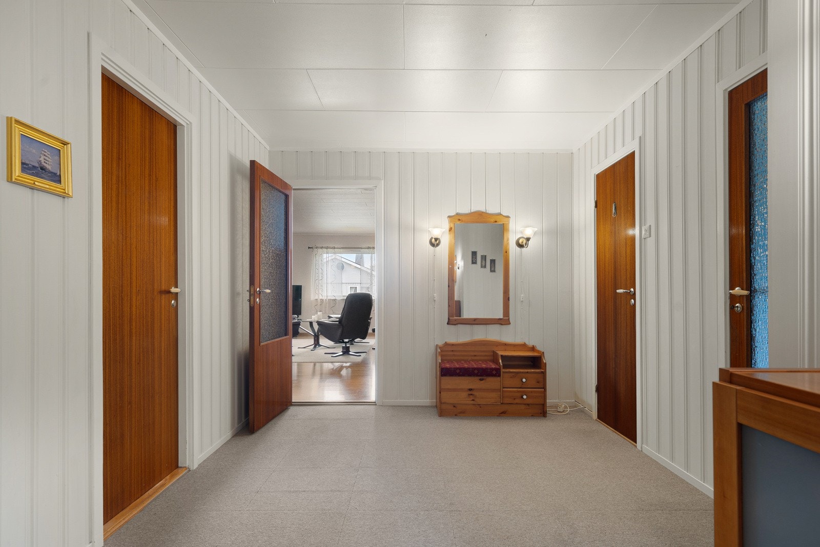 Stor mellomgang som fordeler til øvrige oppholdsrom. Galleribilde