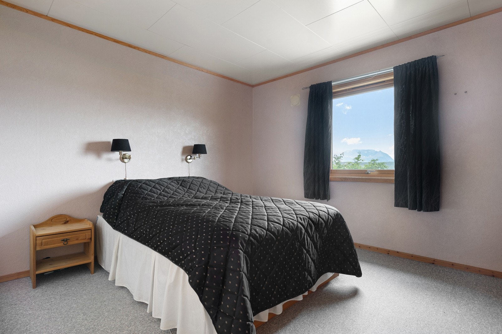 Hovedsoverommet er romslig og har god plass til stor seng og stor garderobe. Galleribilde