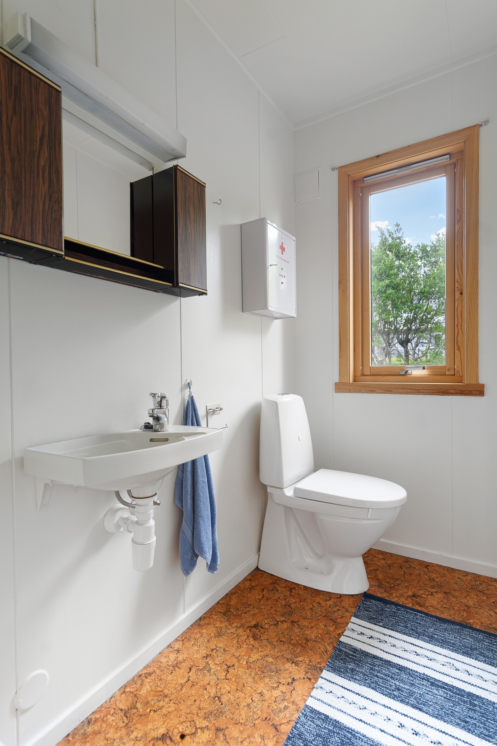 Eget toalettrom med servant. Galleribilde