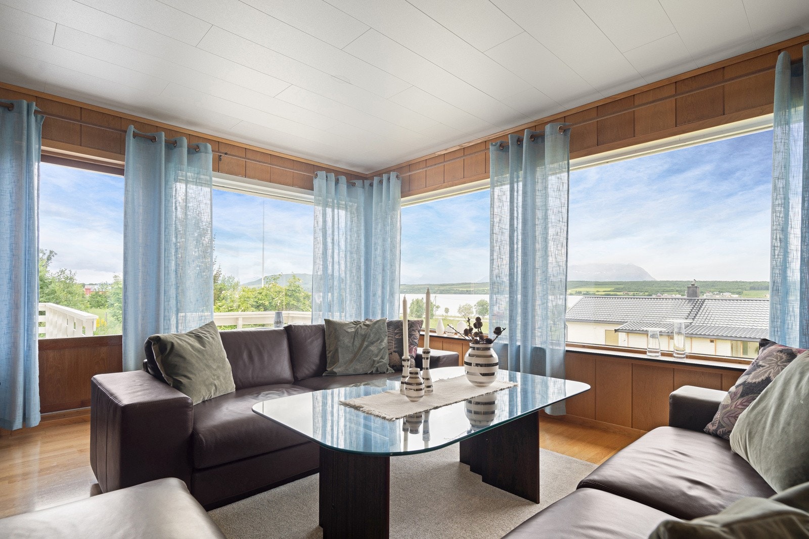 Store vindusflater som slipper inn rikelig med lysinnslipp og fremhever den flotte utsikten. Galleribilde