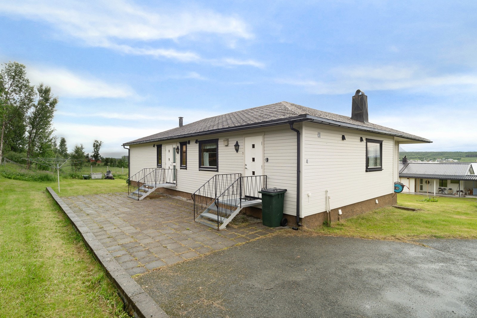 Tomten har en fin beliggenhet i vakre Lyngen, med fantastisk utsikt mot Lyngsalpene og havet. Galleribilde