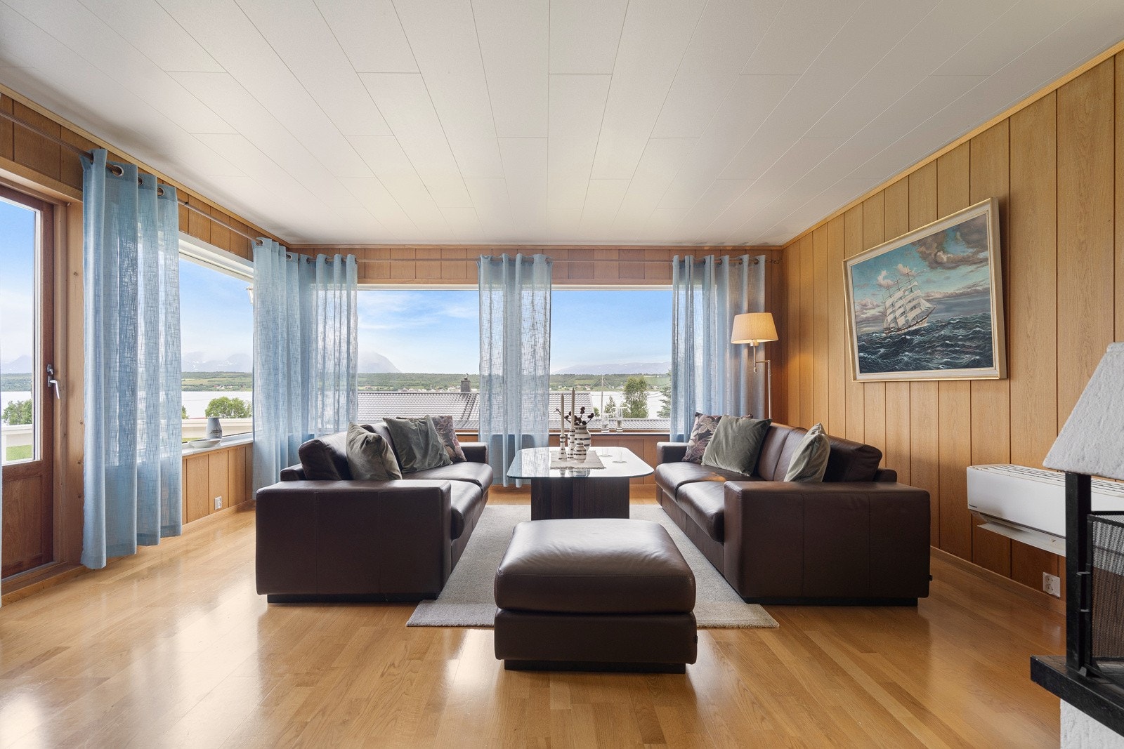 Stuen nyter en praktisk planløsning som gjør det enkelt å møblere. Galleribilde