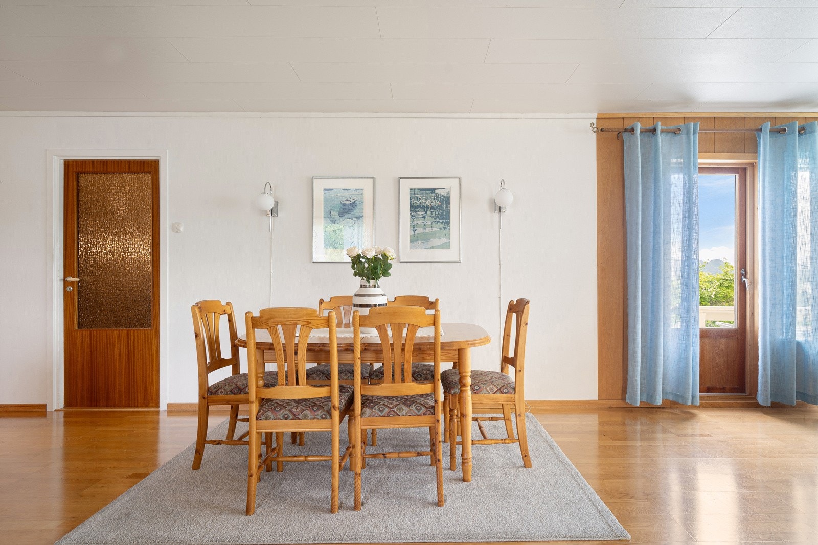 Trivelig spisestue med utgang til veranda. Galleribilde