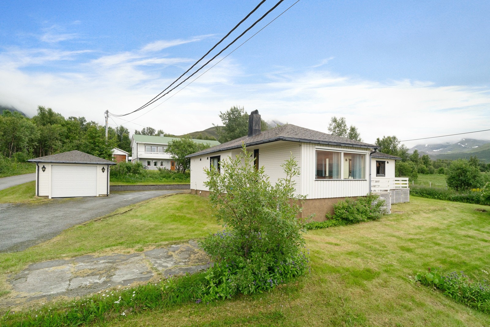 Stor og innholdsrik enebolig med garasje i naturskjønne og barnevennlige omgivelser! Galleribilde