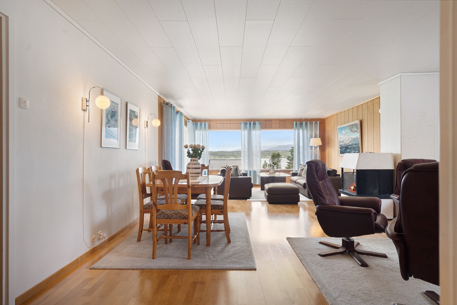 God plass til stort spisebord på stuen. Galleribilde